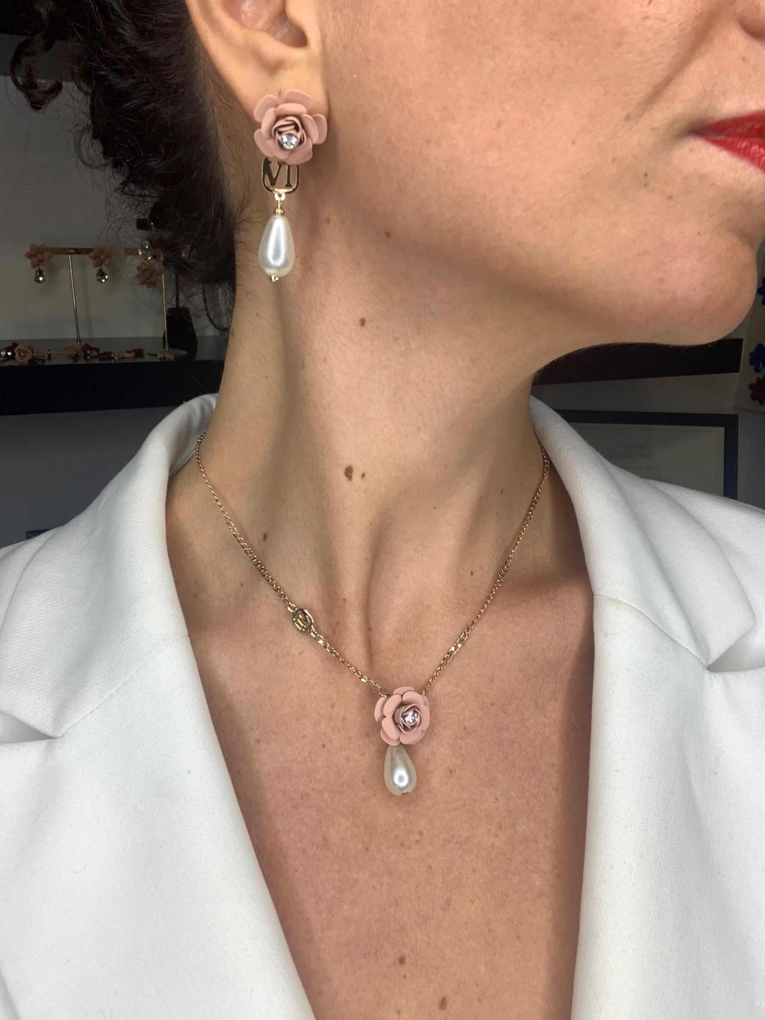 Collana a ciondolo "Camelia" Rosa Cipria con Perla pendente