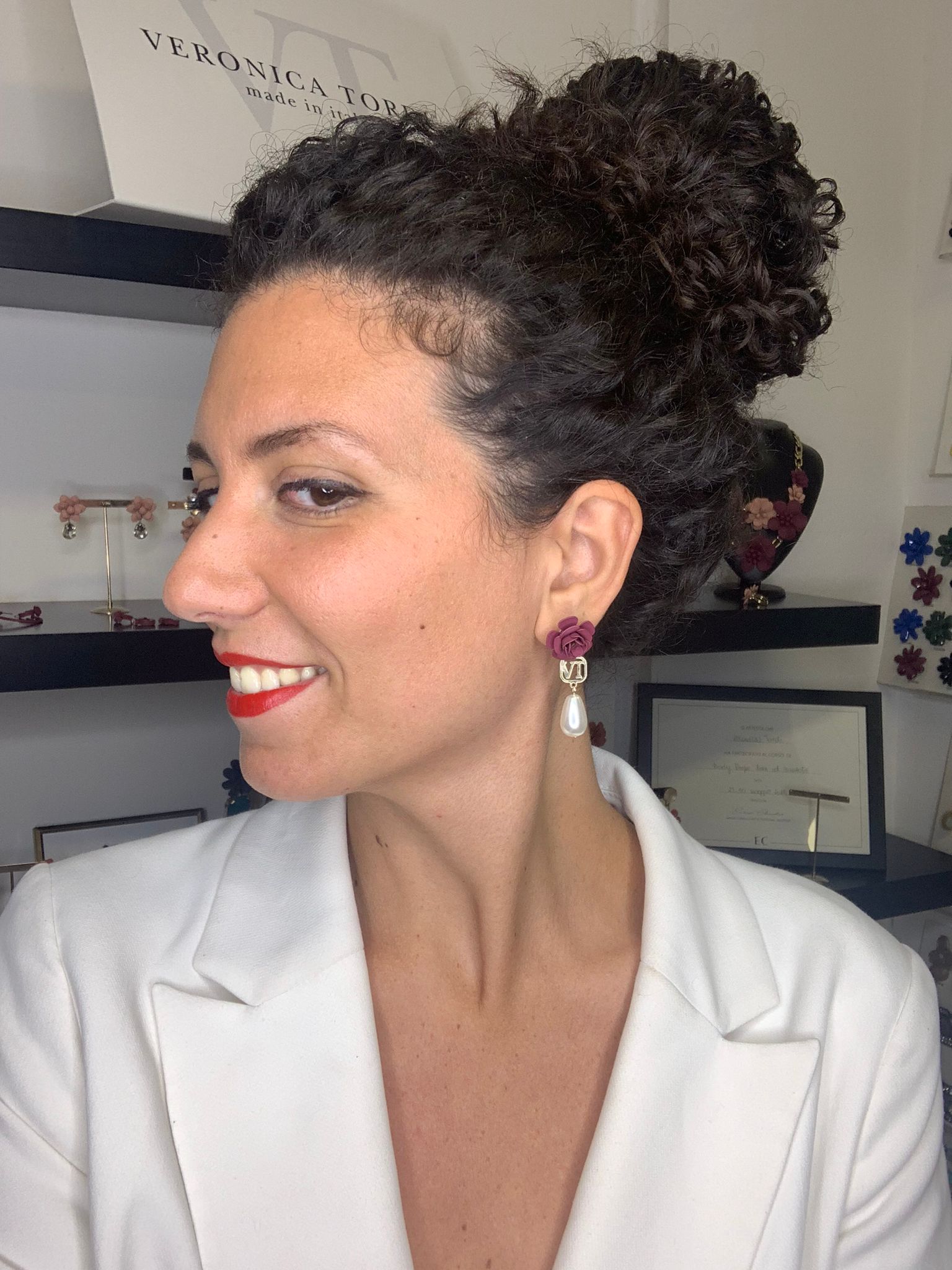 Orecchini pendenti "Camelia" ciliegia con cristallo malva e perla