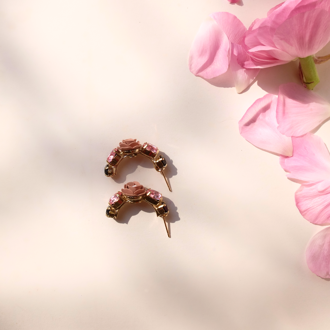 Orecchini a Cerchio "Scorpione" con Camelia Rosa e cristalli neri