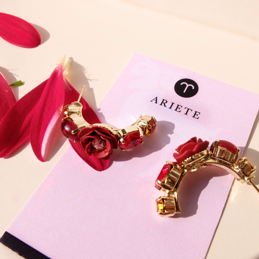 Orecchini a Cerchio "Ariete" con Camelia Rossa e cristalli