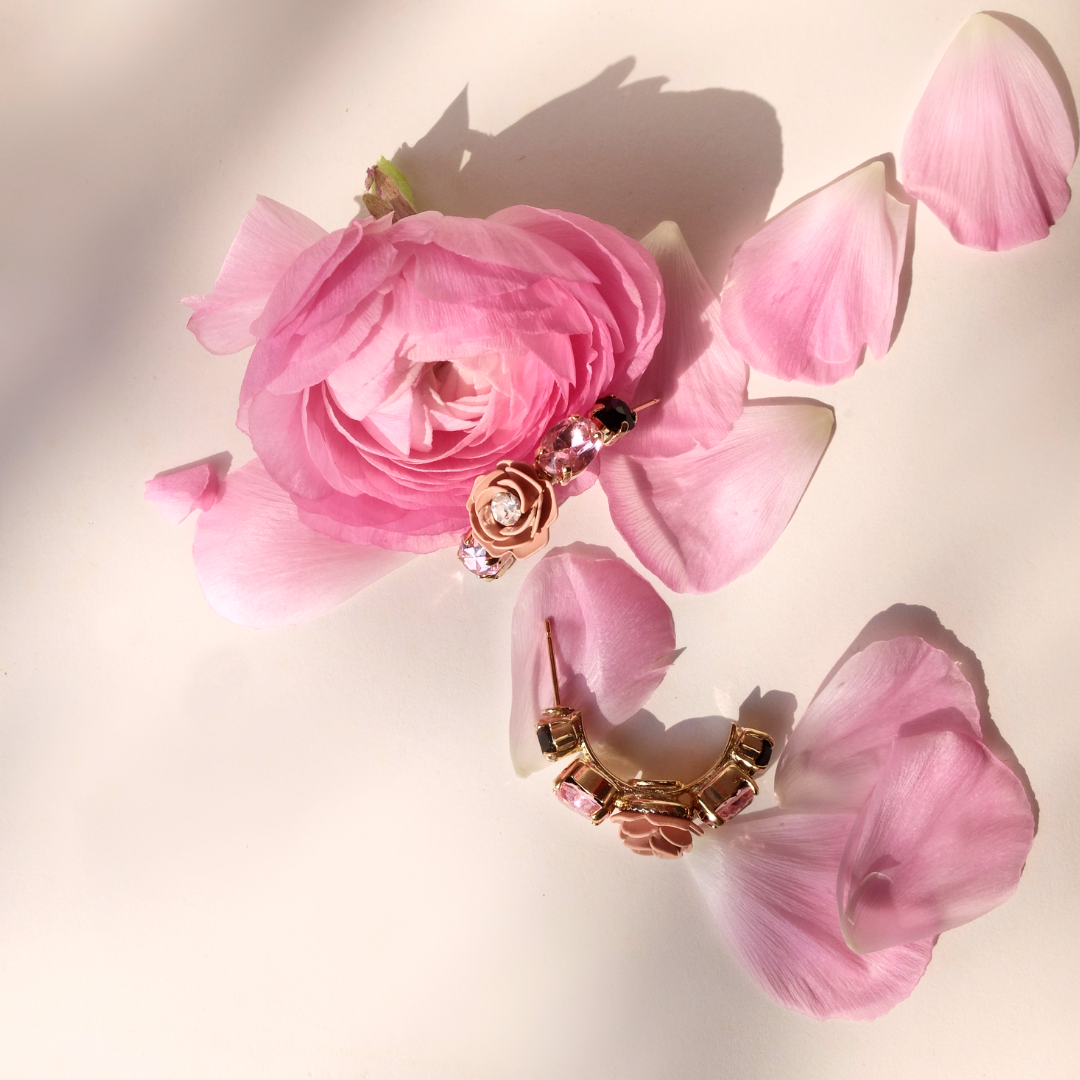 Orecchini a Cerchio "Scorpione" con Camelia Rosa e cristalli neri