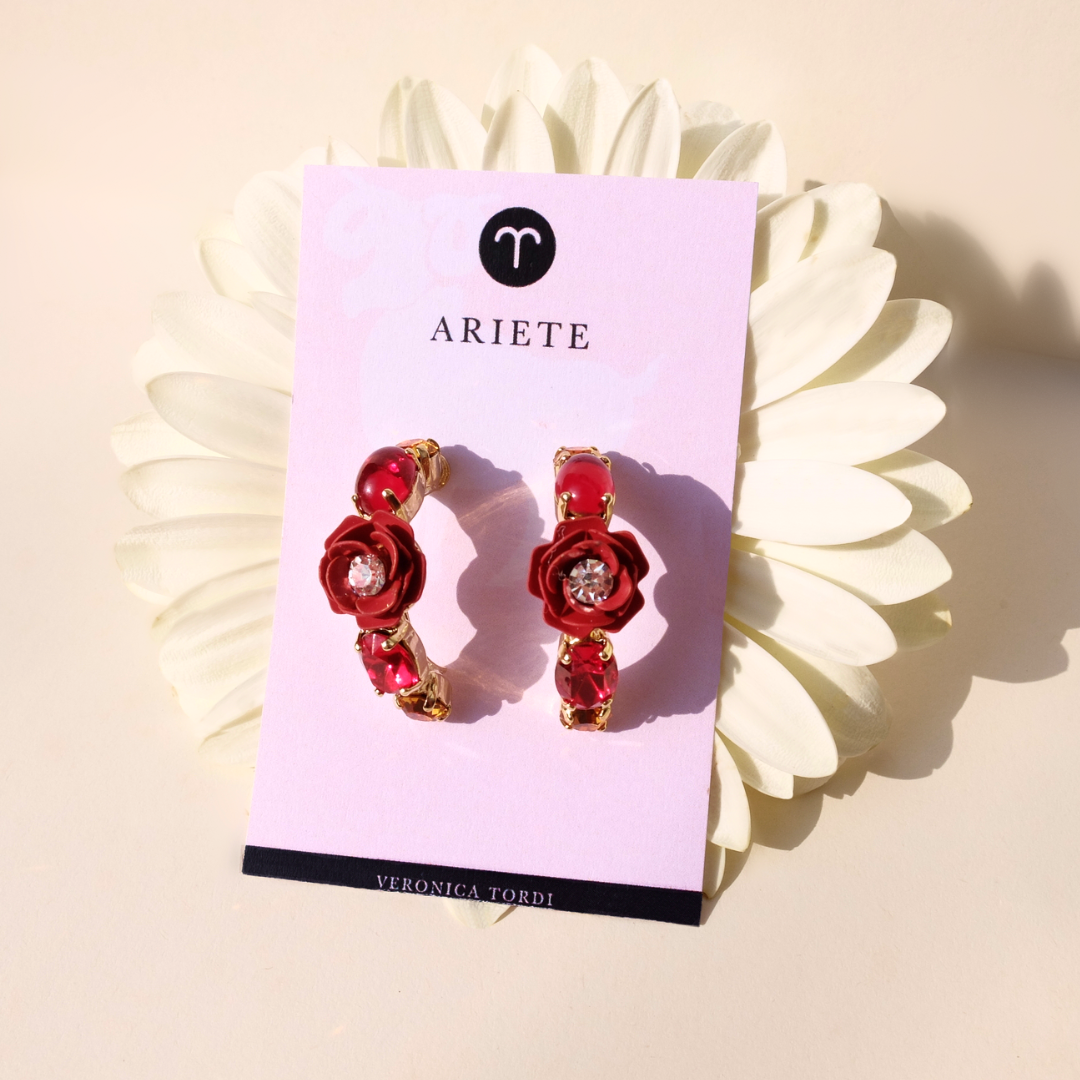 Orecchini a Cerchio "Ariete" con Camelia Rossa e cristalli