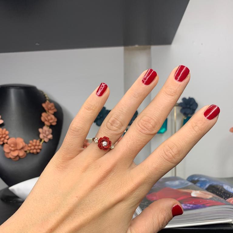 Anello regolabile "Camelia" rosso con cristalli