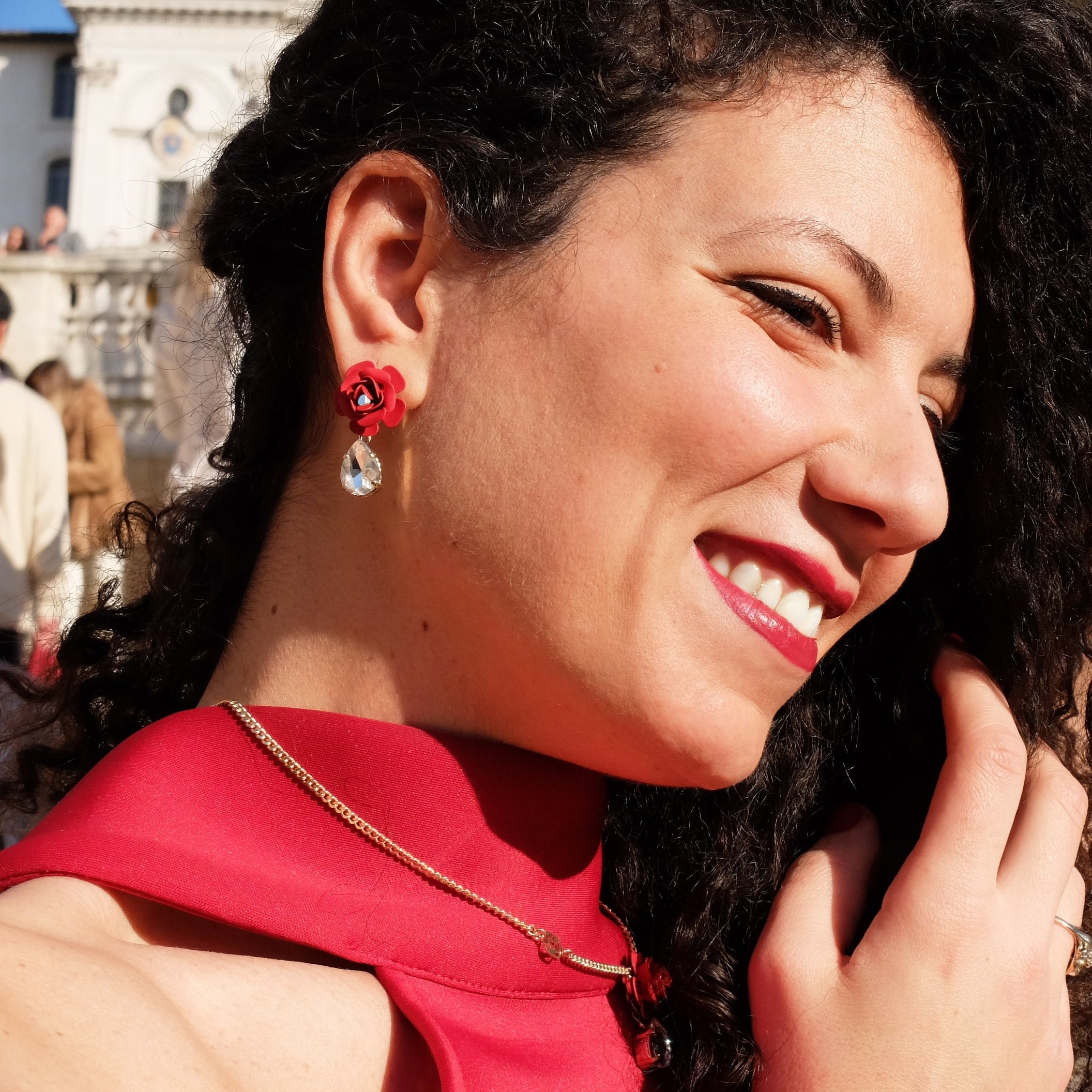 Orecchini pendenti "Camelia" rossi con goccia cristallo