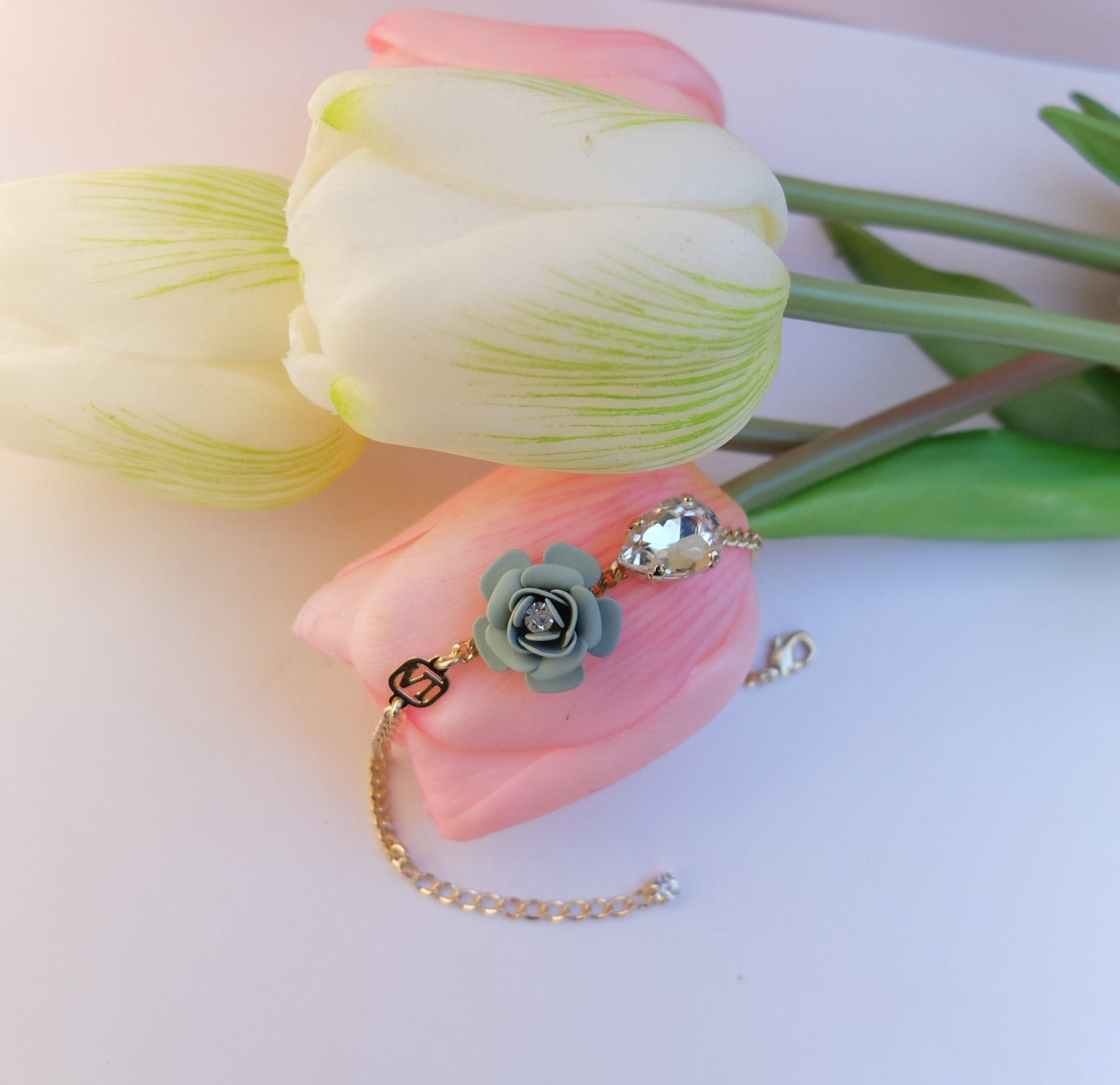 Bracciale regolabile "Camelia" - Verde Salvia con Goccia in Cristallo