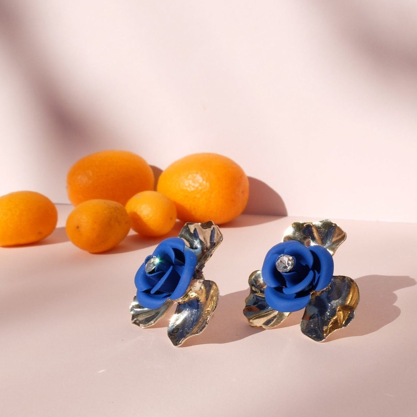 Orecchini a lobo "Peonia Sunset" - Blu Elettrico con cristallo centrale