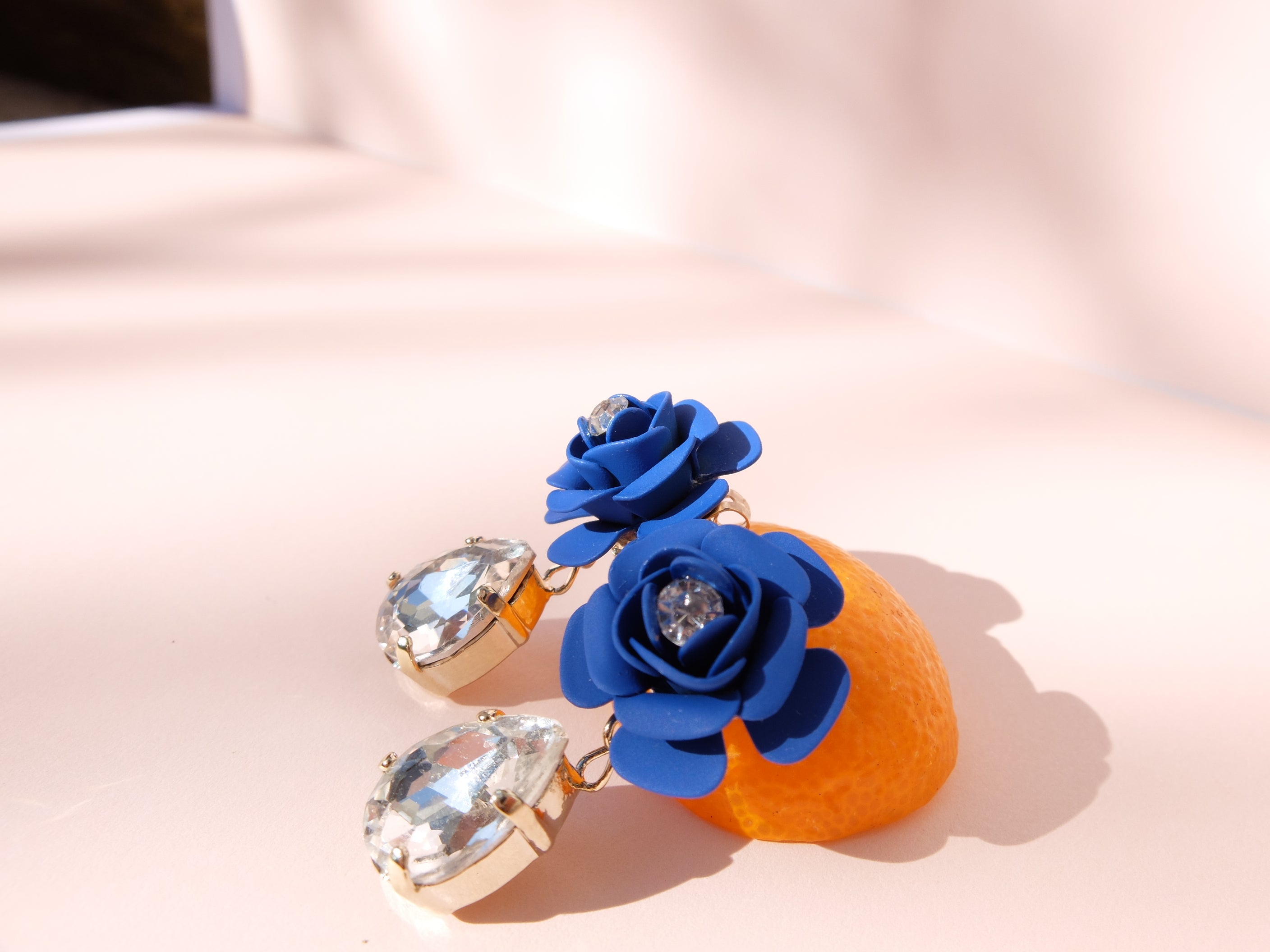 Orecchini pendenti "Camelia" Blu con Goccia Cristallo