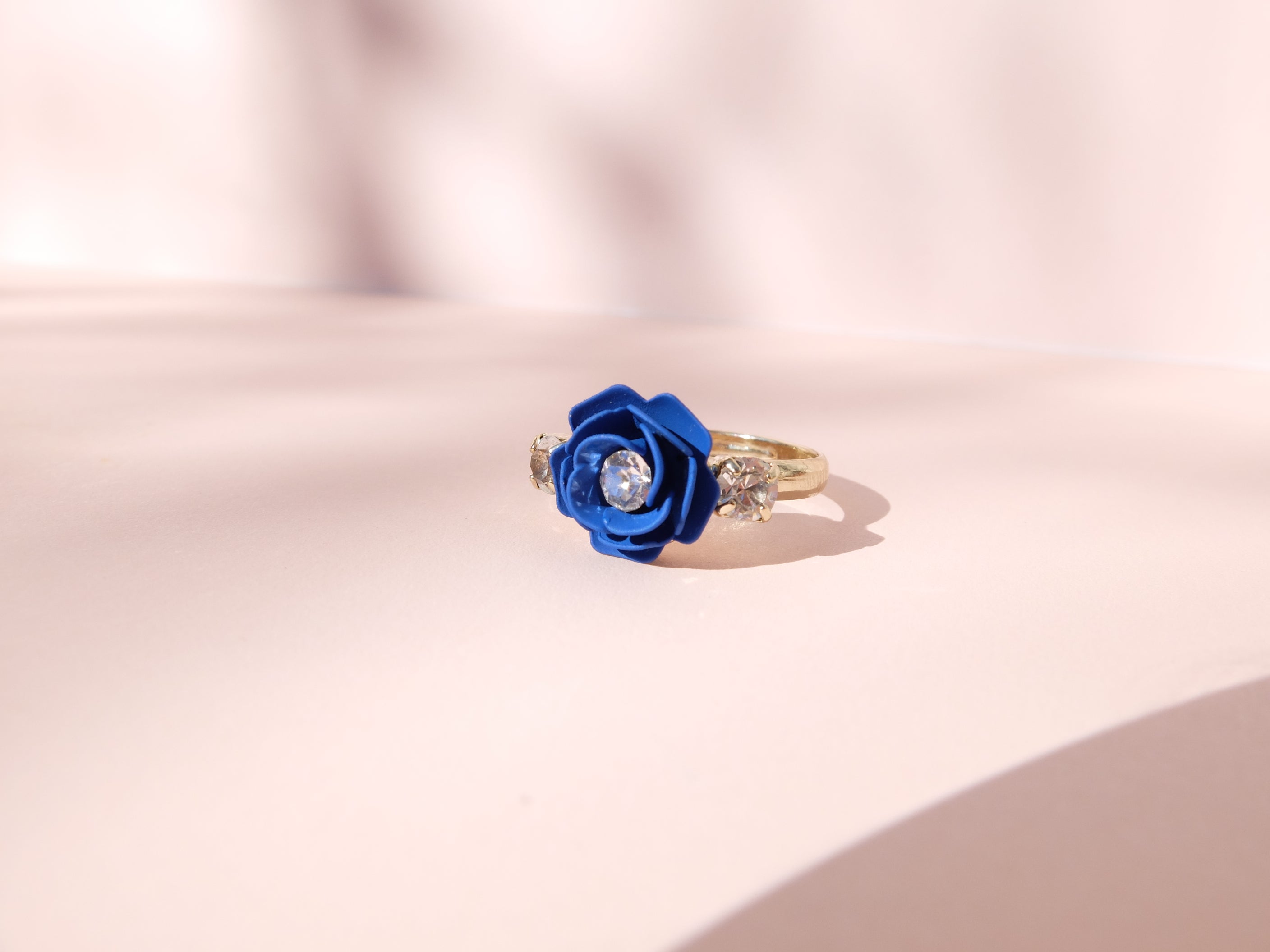 Anello regolabile "Camelia" Blu Elettrico con Cristalli