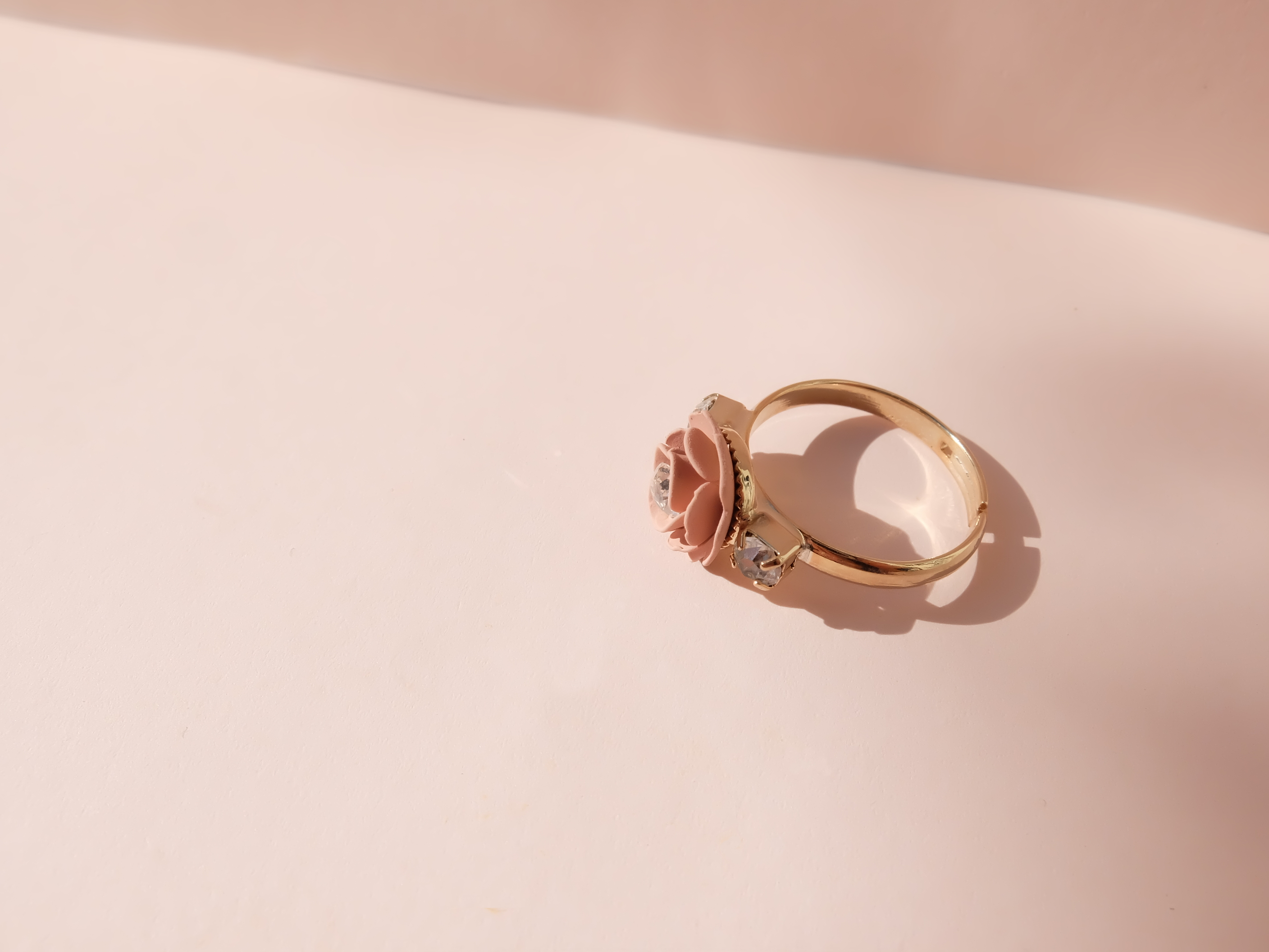 Anello regolabile "Camelia" Rosa Cipria con cristalli