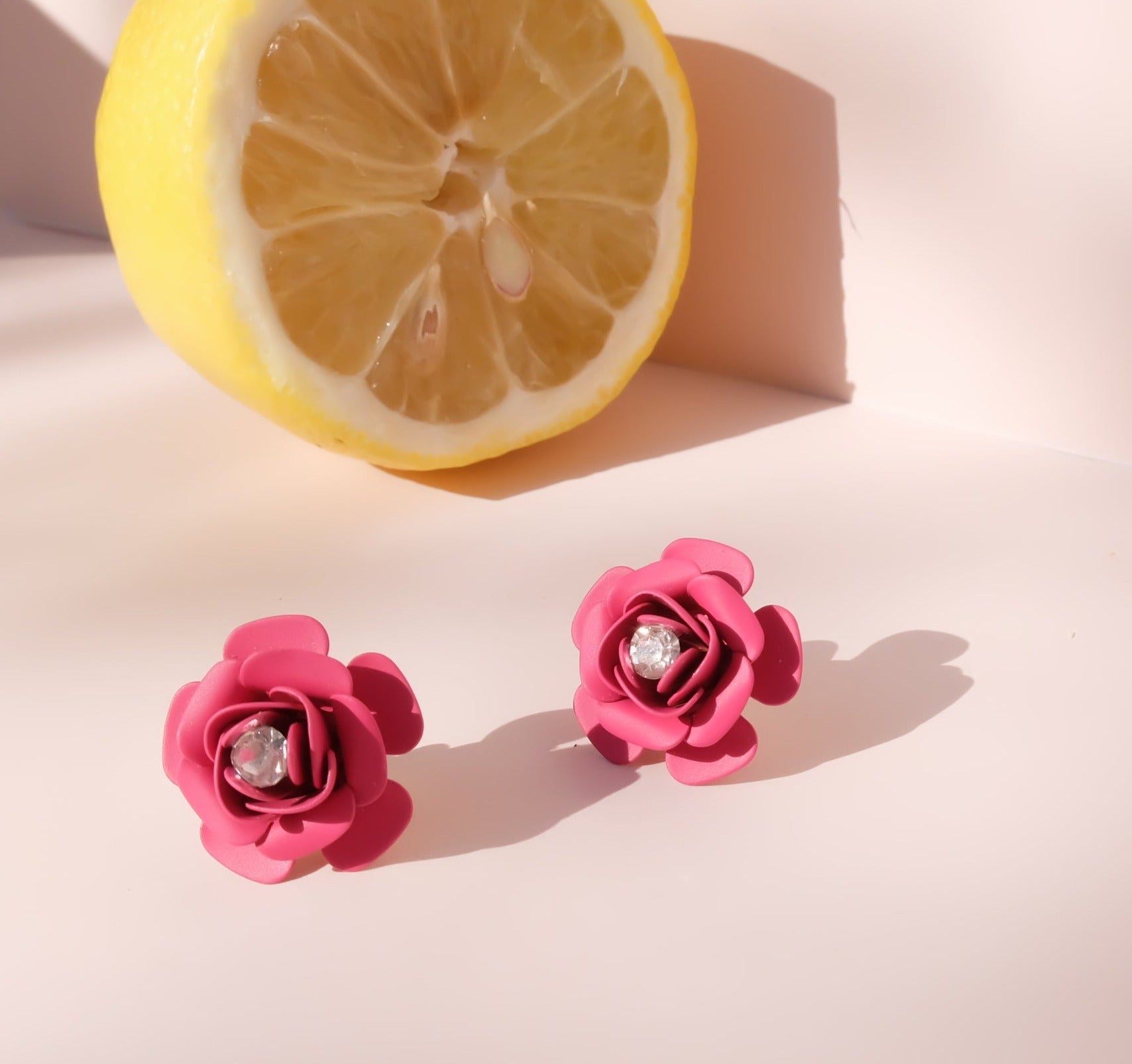 Orecchini a lobo "Camelia" Fucsia con cristallo