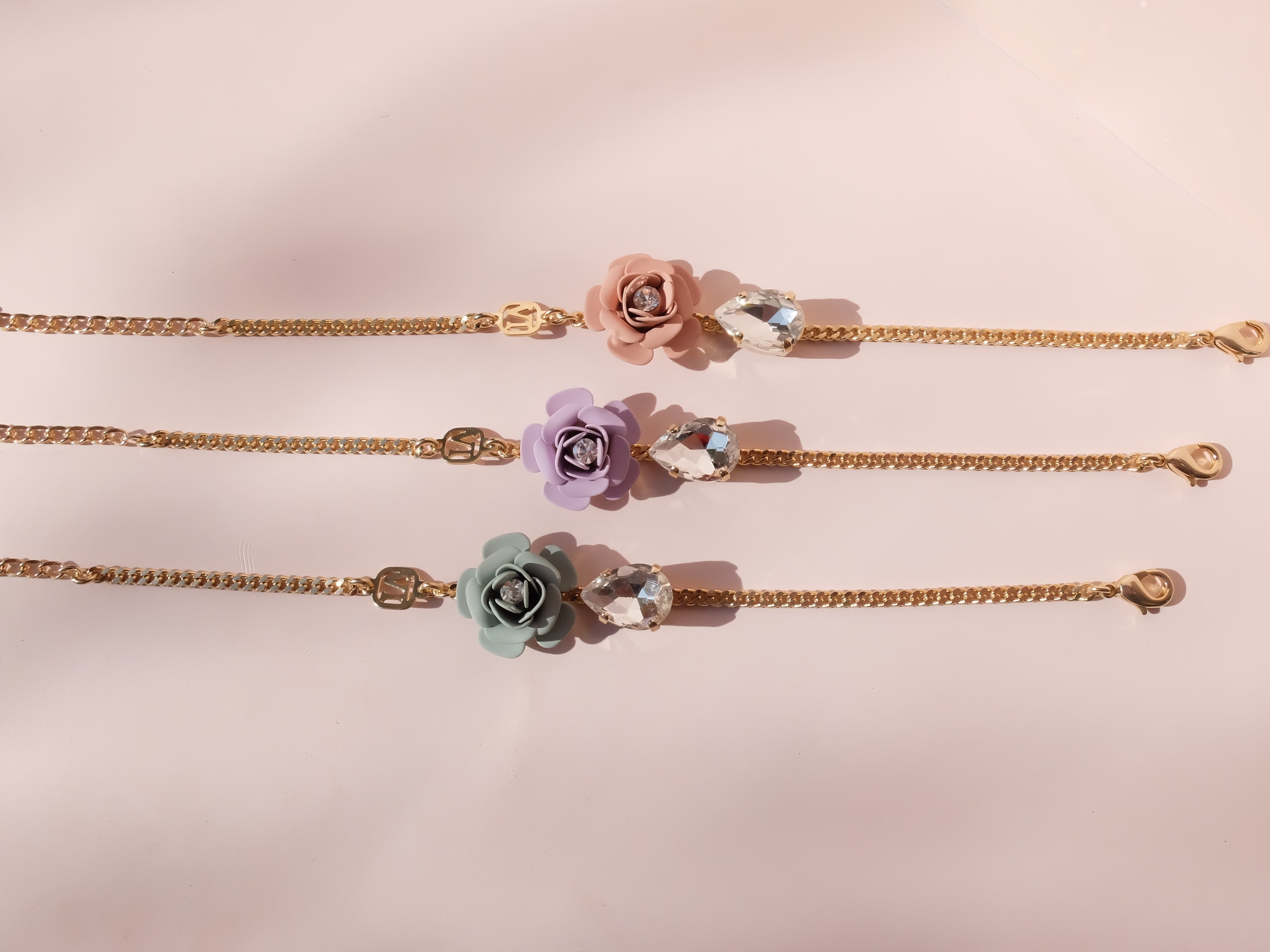 Bracciale Regolabile "Camelia" - Rosa Cipria con Goccia in cristallo