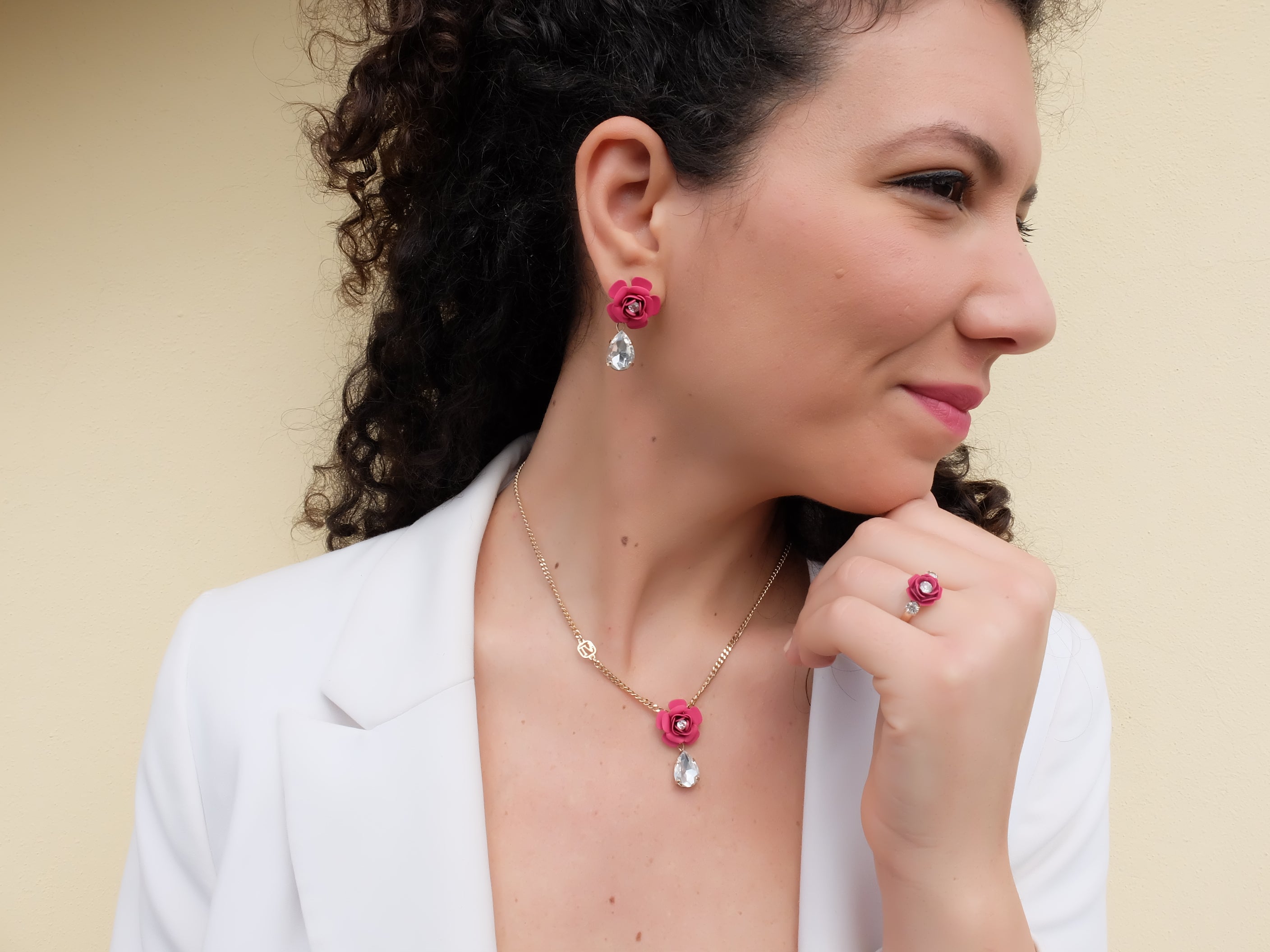 Orecchini pendenti "Camelia" Fucsia con Goccia Cristallo