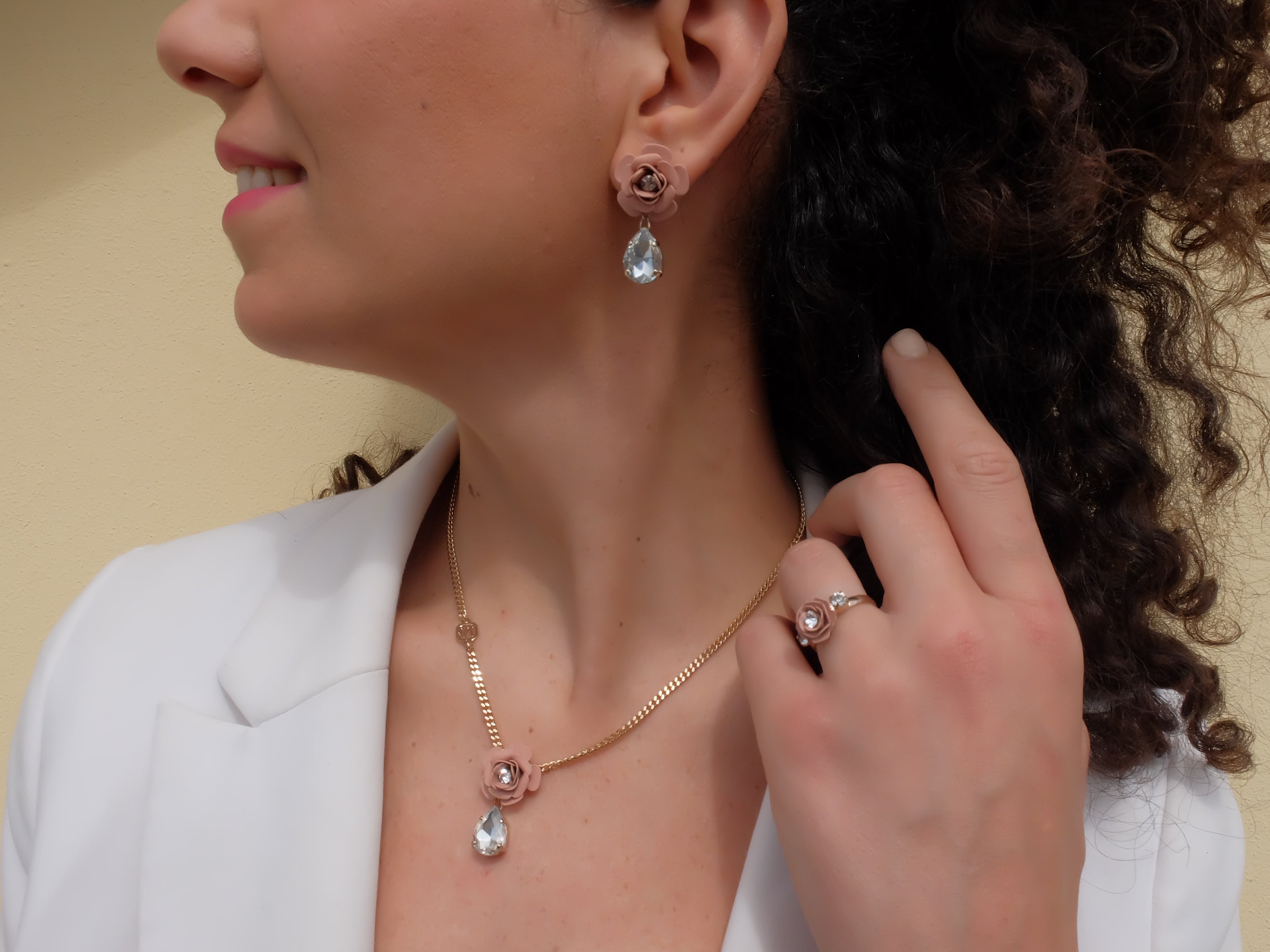 Anello regolabile "Camelia" Rosa Cipria con cristalli