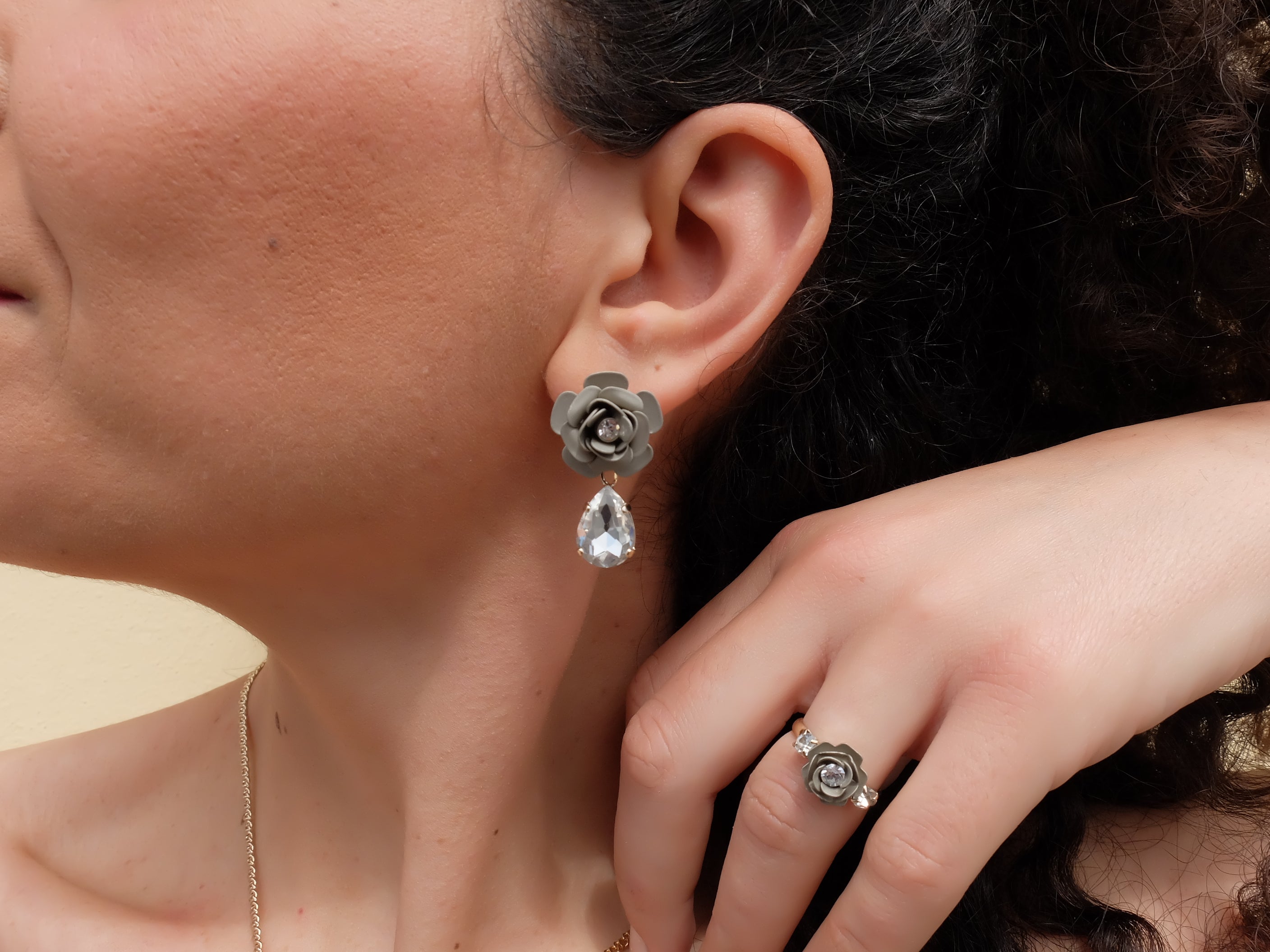 Anello regolabile "Camelia" Platino metallizzato con cristalli