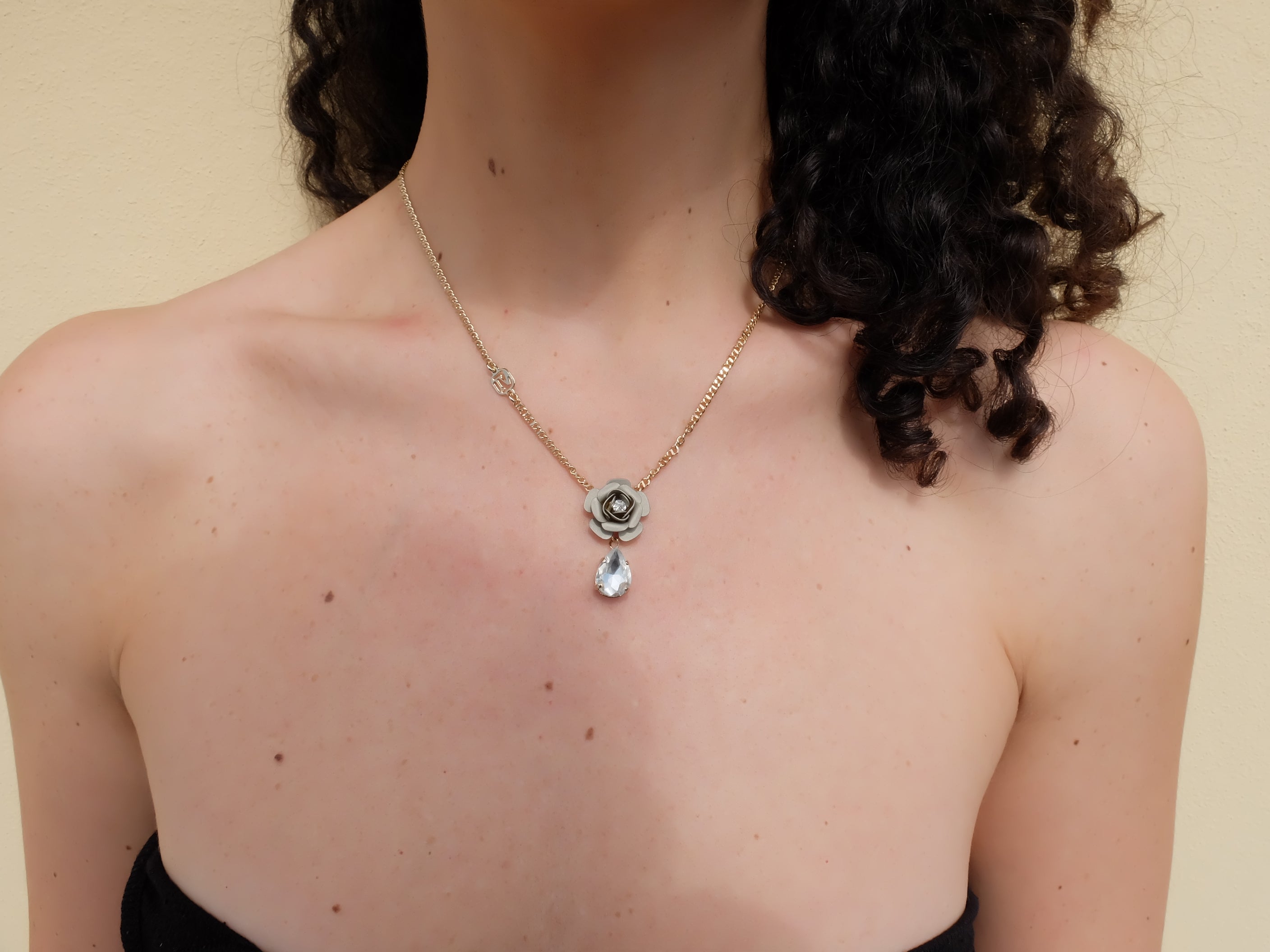 Collana a ciondolo "Camelia" - Platino metallizzato con Goccia in Cristallo