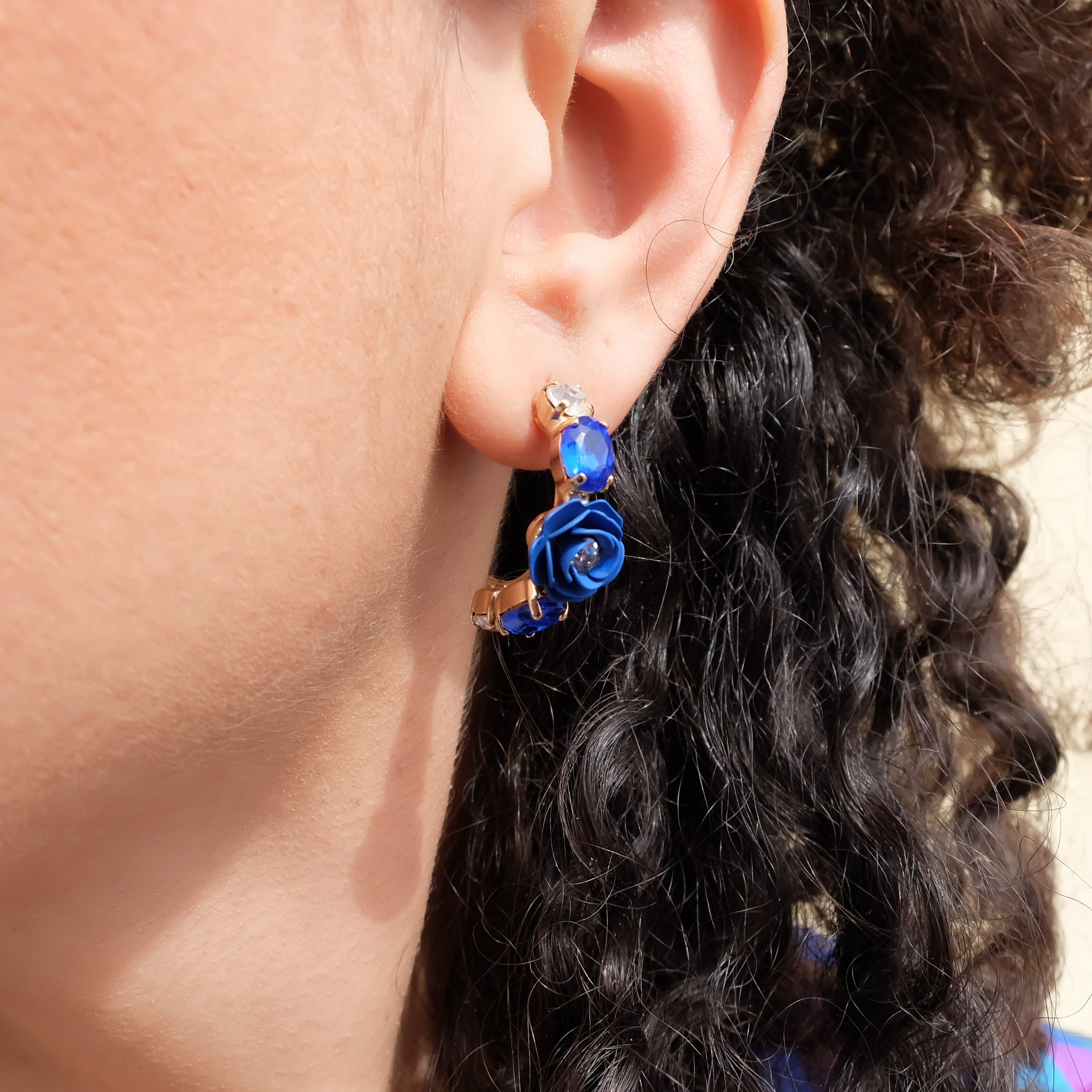 Orecchini a Cerchio "Aquario" con Camelia Blu e Cristalli