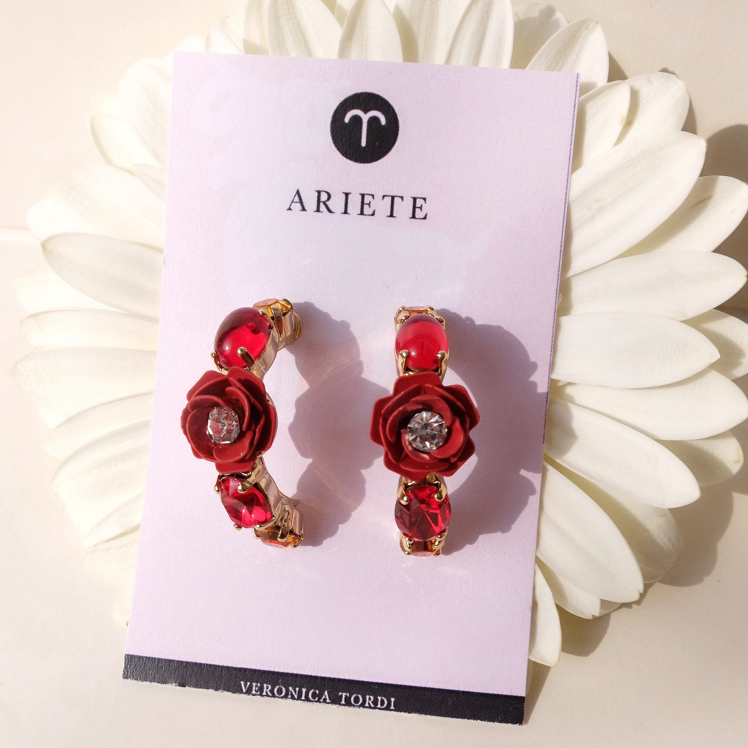Orecchini a Cerchio "Ariete" con Camelia Rossa e cristalli
