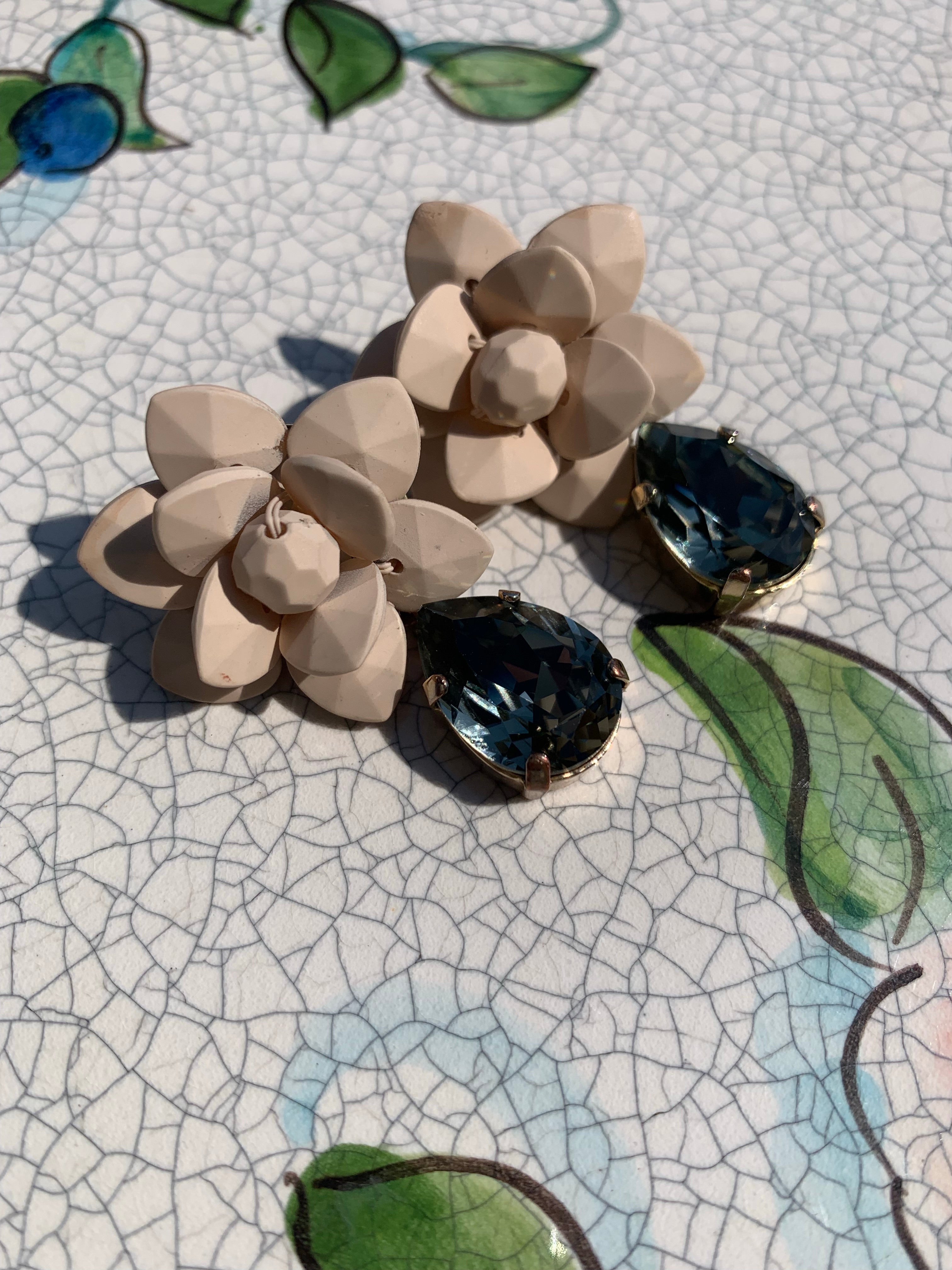Giglio Beige con Goccia Swarovski Black Diamond