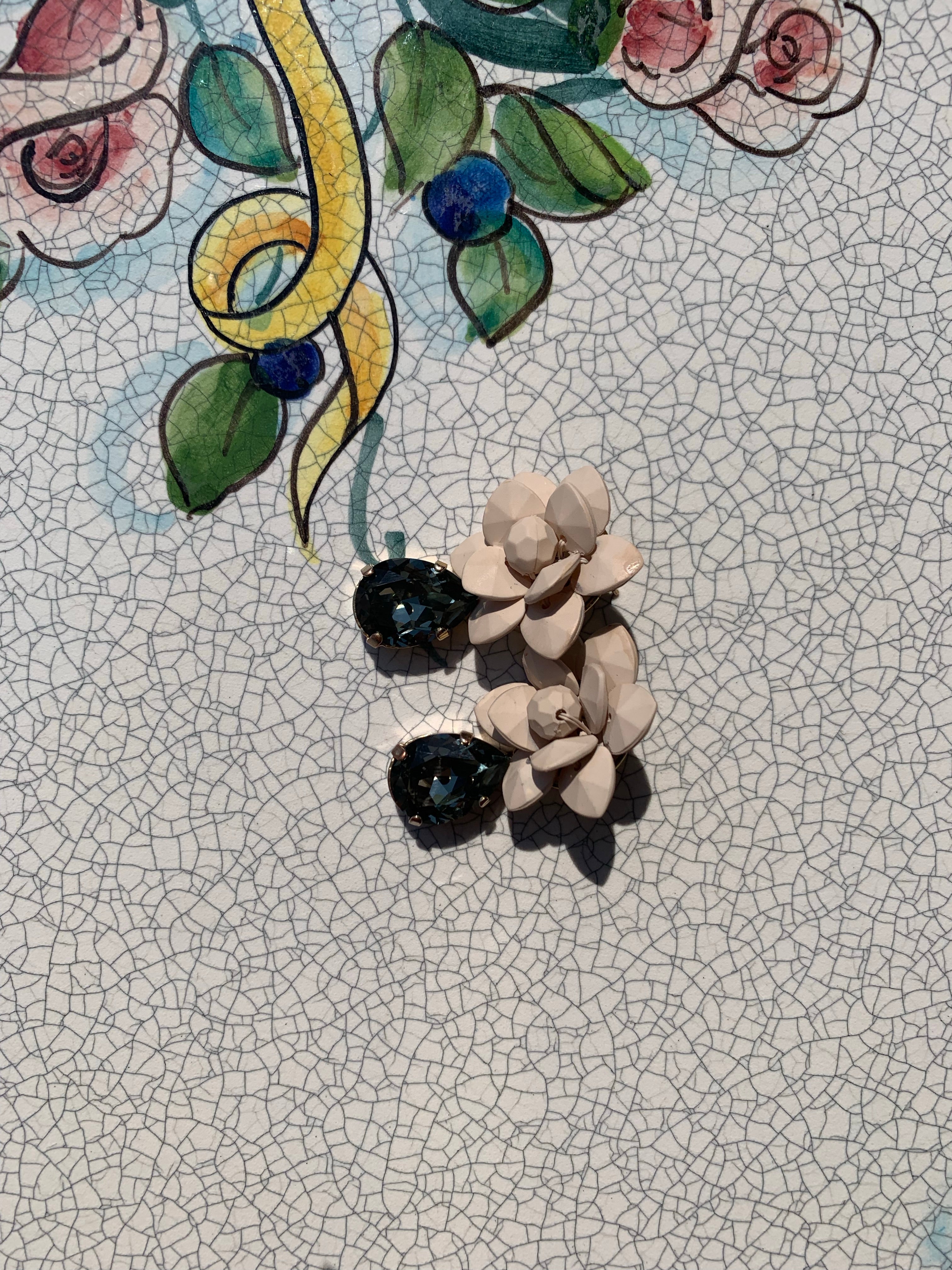 Giglio Beige con Goccia Swarovski Black Diamond