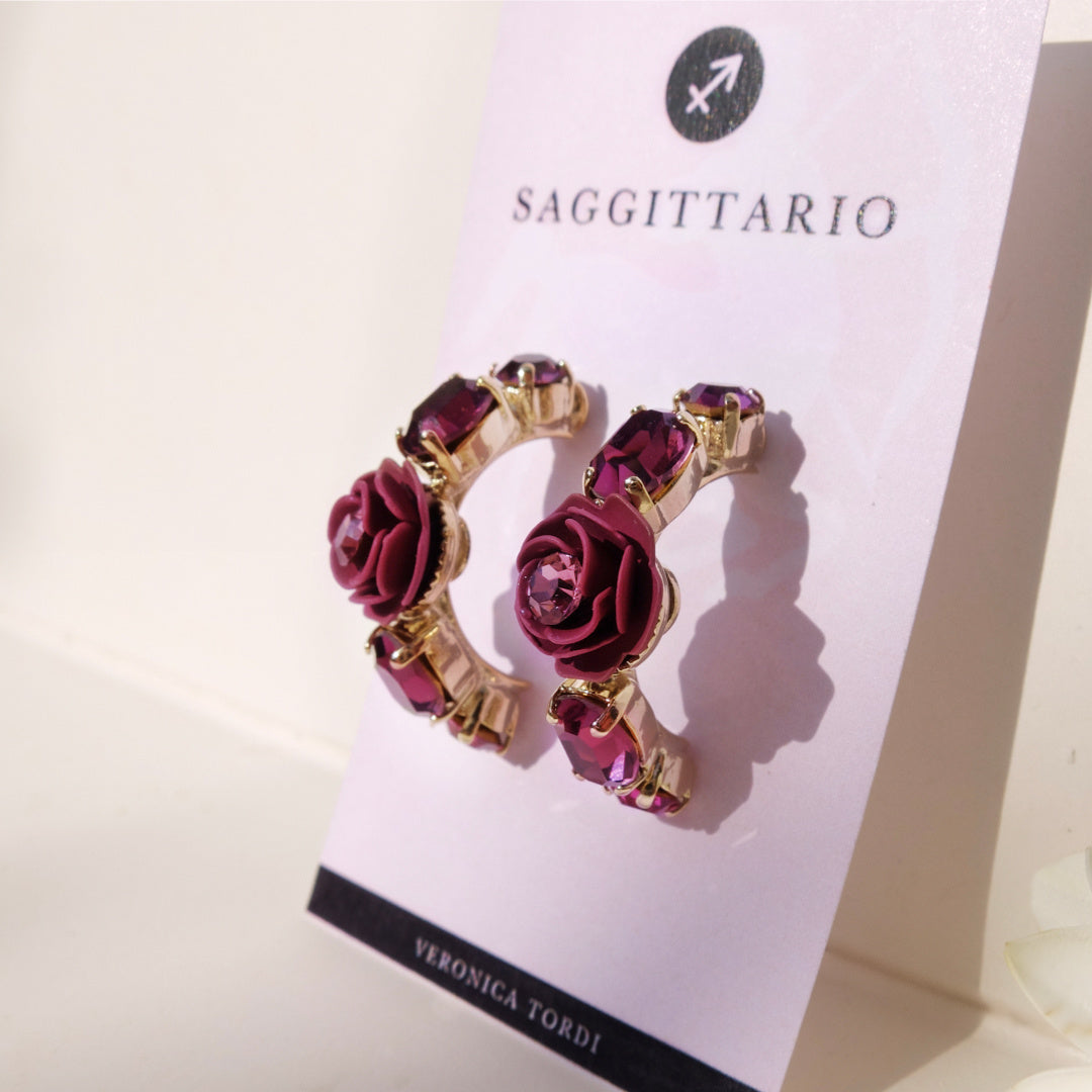 Orecchini a Cerchio "Sagittario" con Camelie Ciliegia e Cristalli