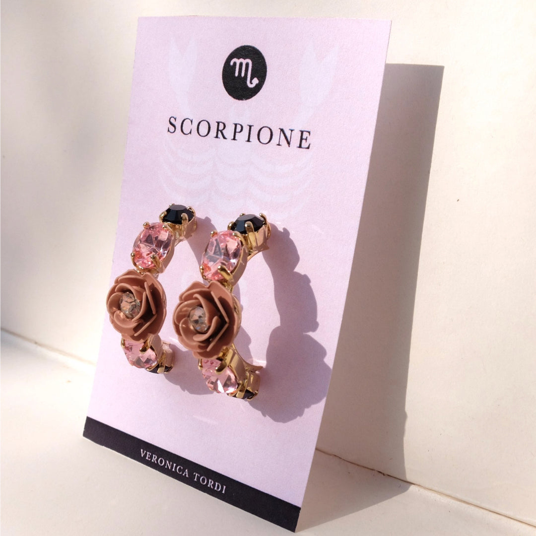 Orecchini a Cerchio "Scorpione" con Camelia Rosa e cristalli neri
