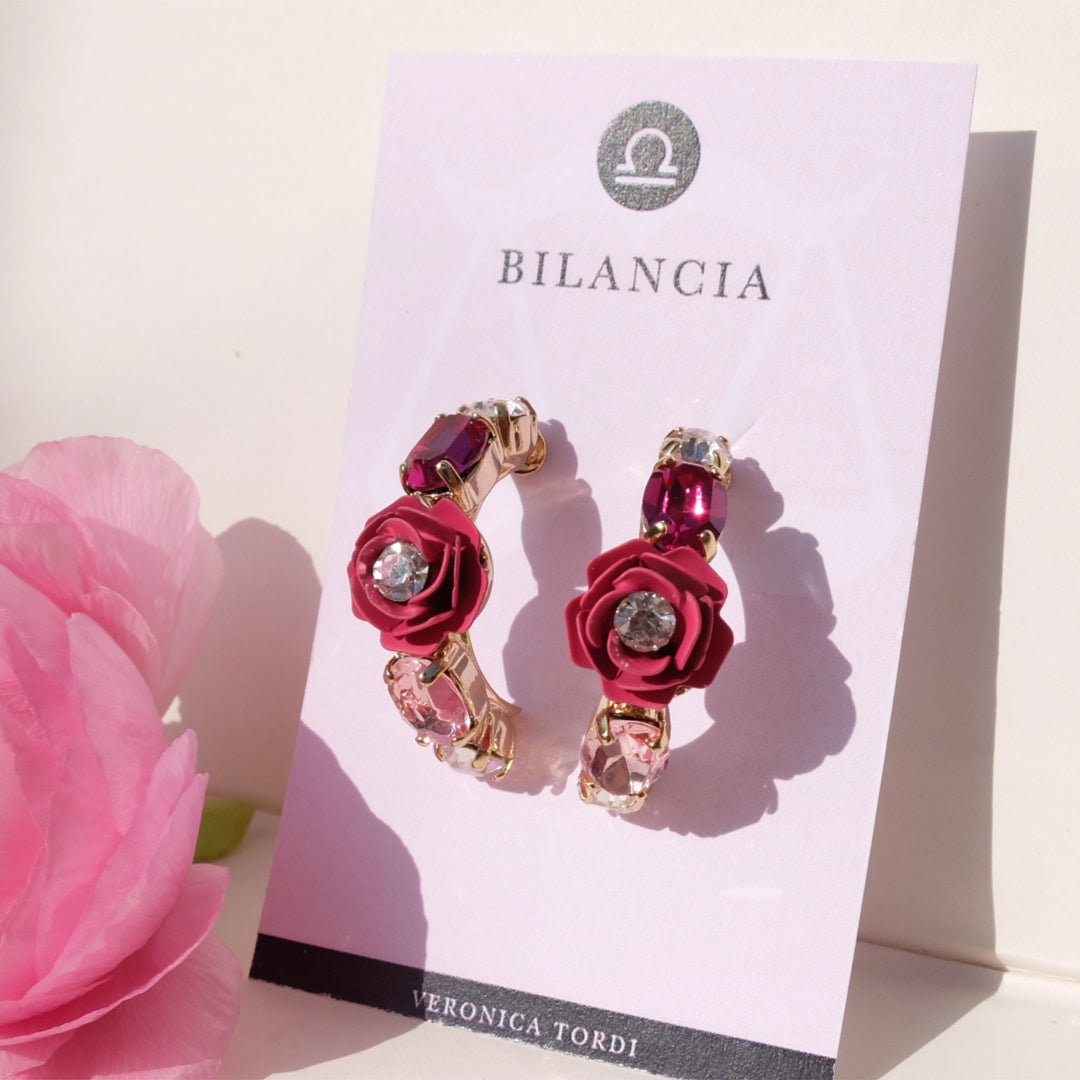 Orecchini a Cerchio "Bilancia" con Camelia Fucsia e cristalli