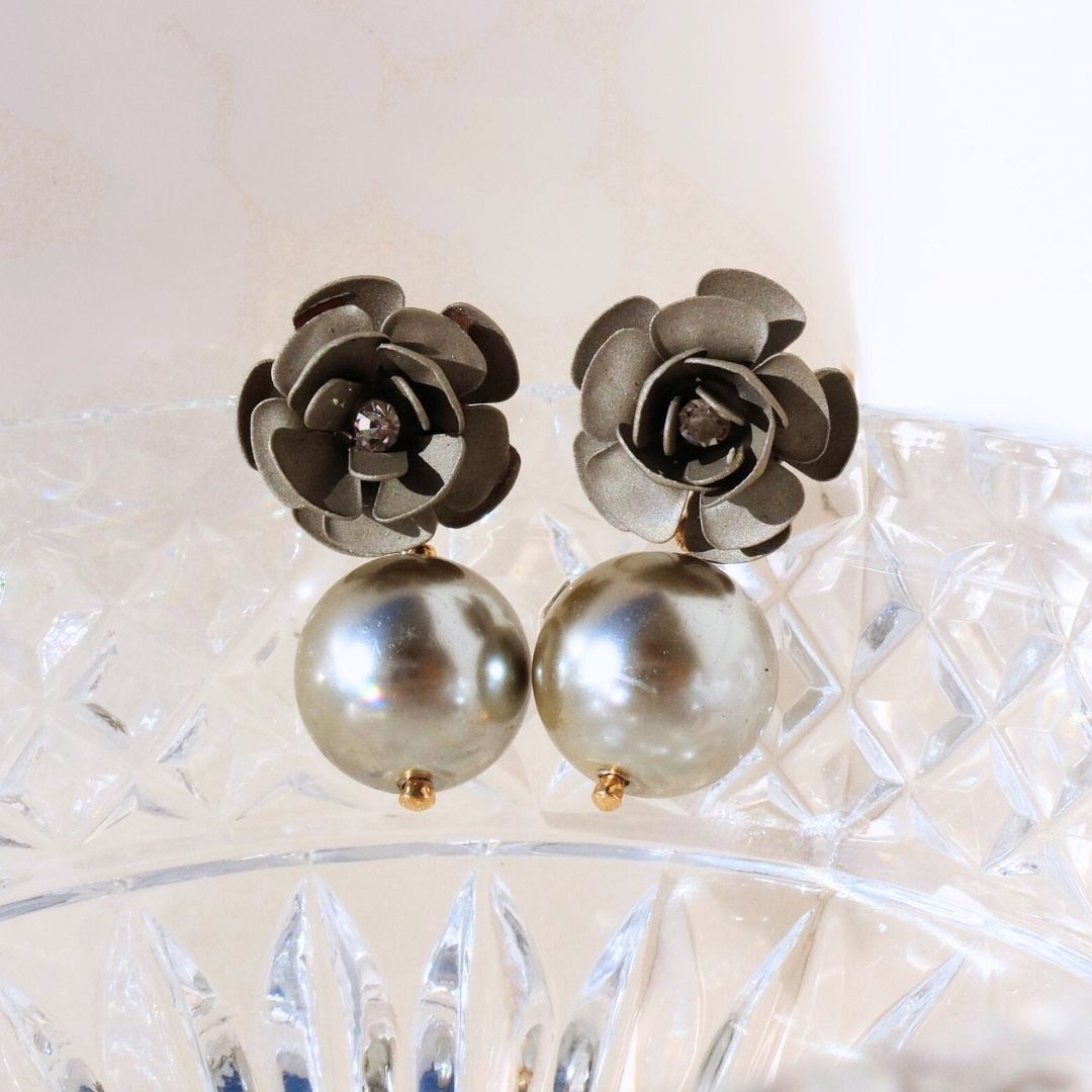 Orecchini pendenti Camelia Platino con perla