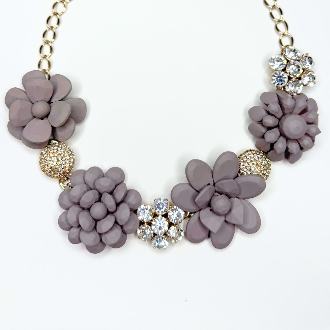 Collana Anita - PEZZO UNICO Fiori Malva Polvere e cristalli