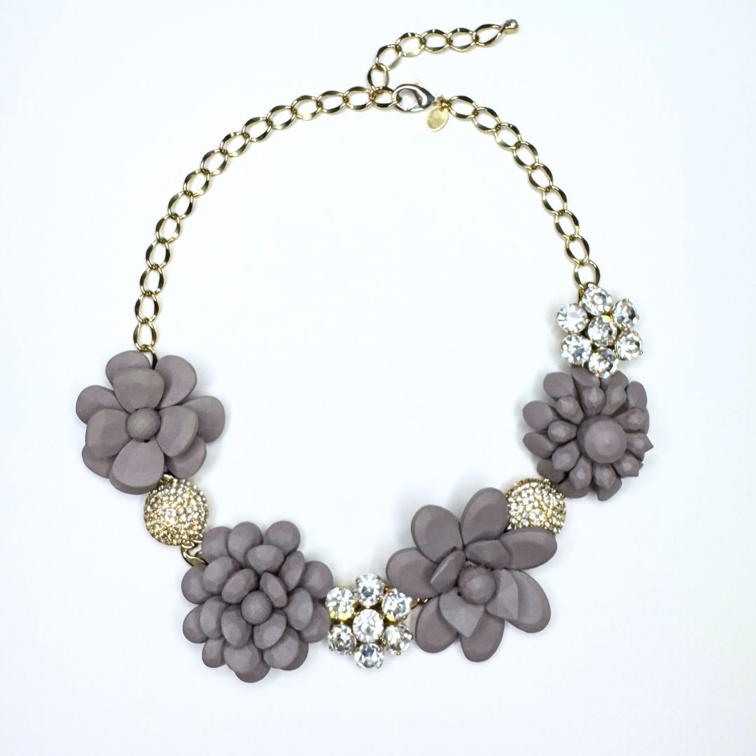 Collana Anita - PEZZO UNICO Fiori Malva Polvere e cristalli