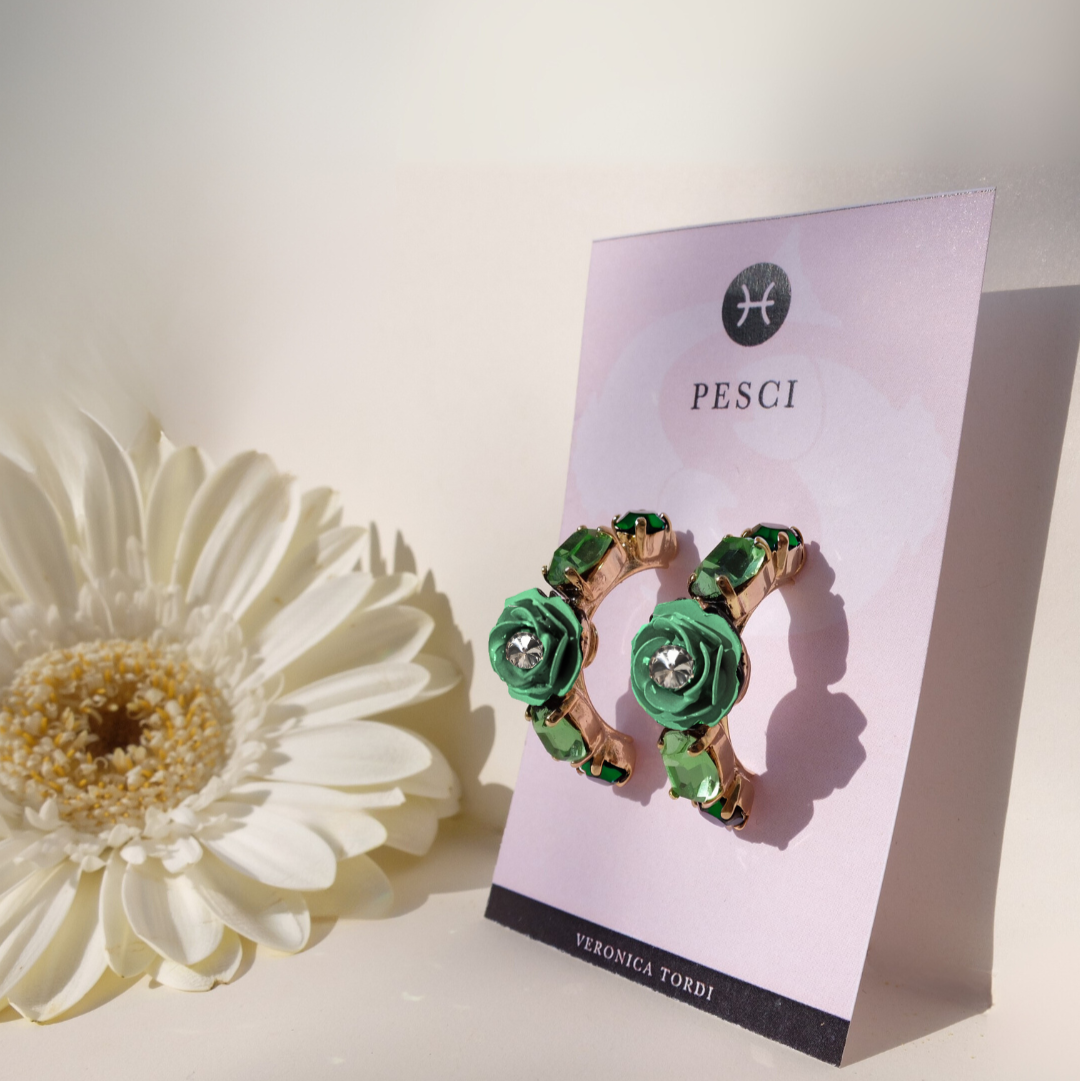 Orecchini a Cerchio "Pesci" con Camelia Verde Giada Lucida e cristalli