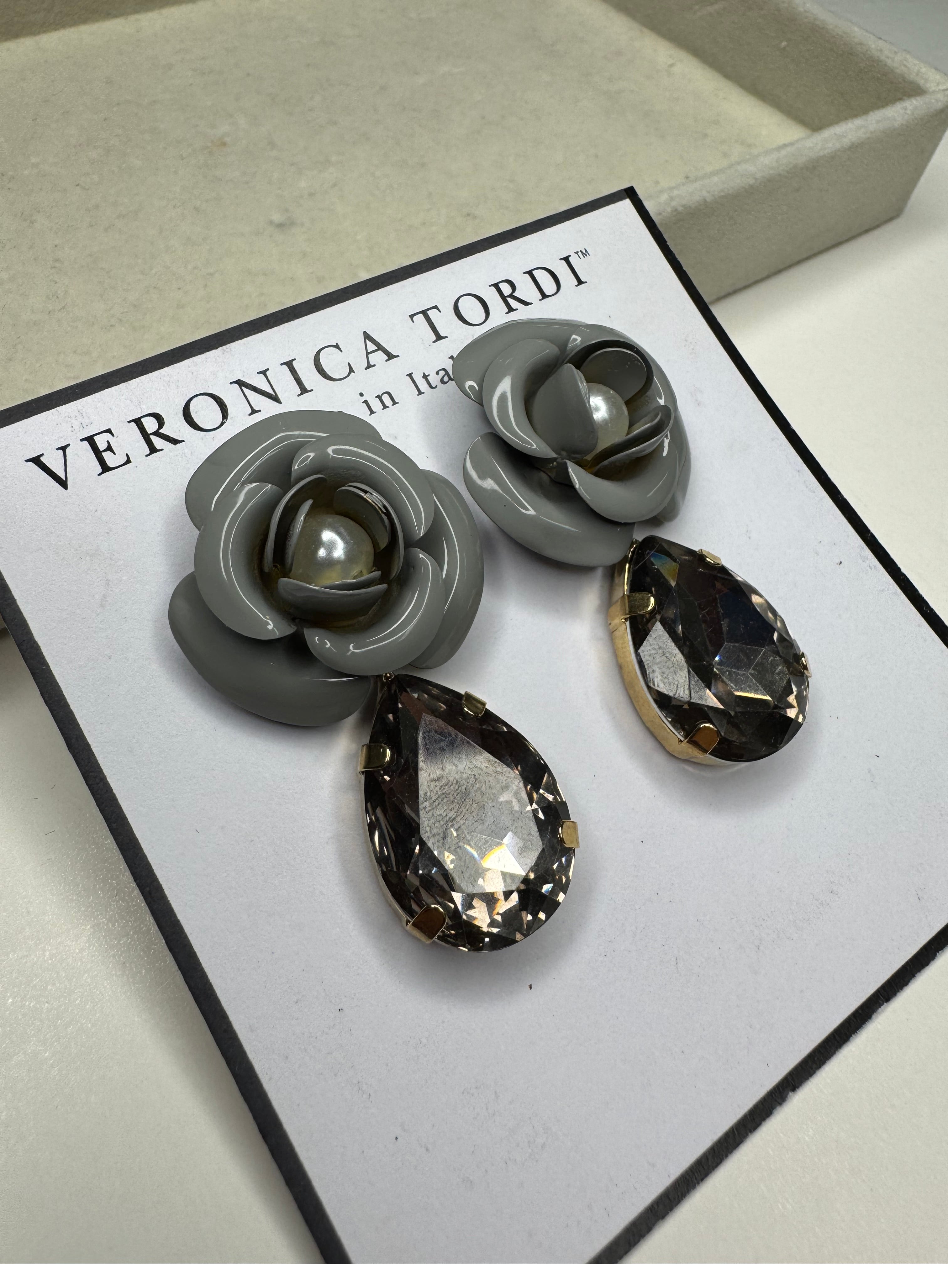 Orecchini Peonia Grigio lucido con cristallo Black Diamond e perla