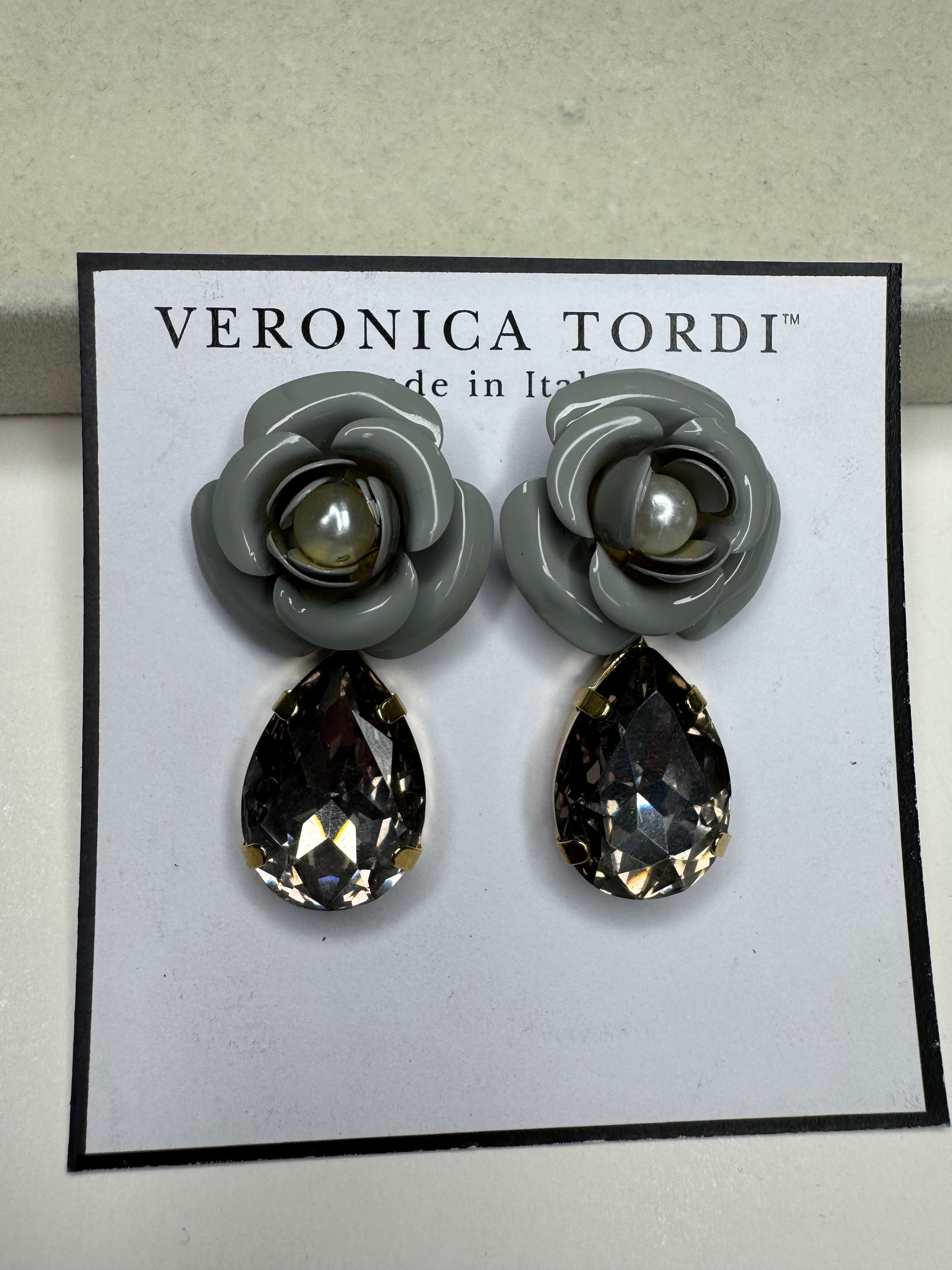 Orecchini Peonia Grigio lucido con cristallo Black Diamond e perla
