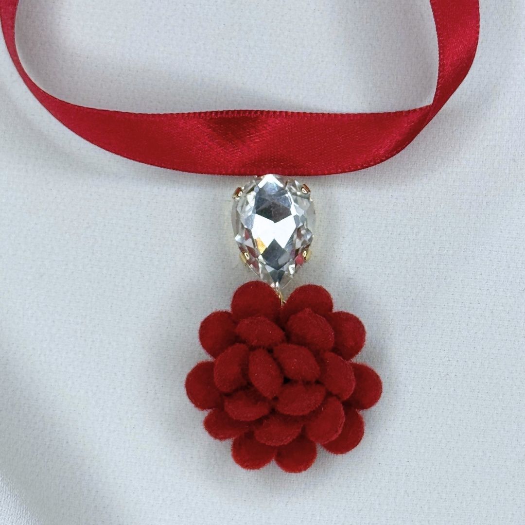 Ciondolo Ninfea Rosso velluto con nastro in raso