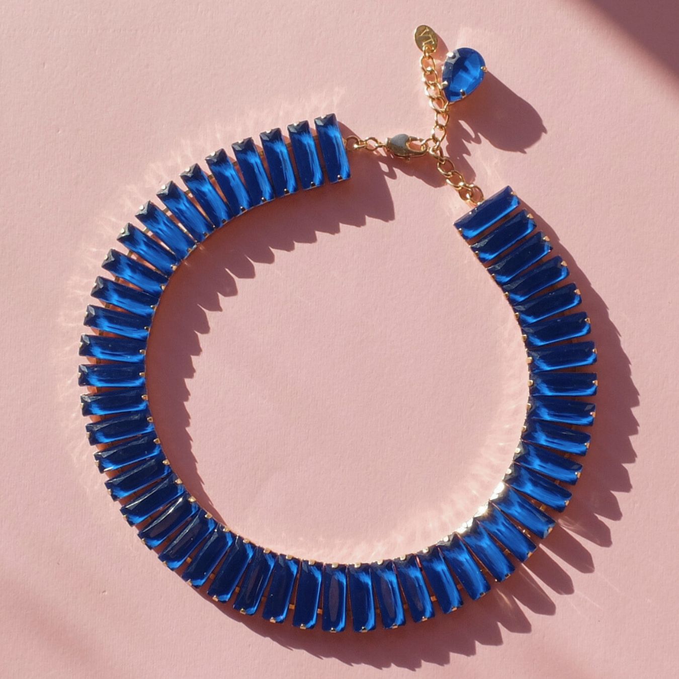 Collier "Cleopatra" con pietre dipinte in blu cobalto