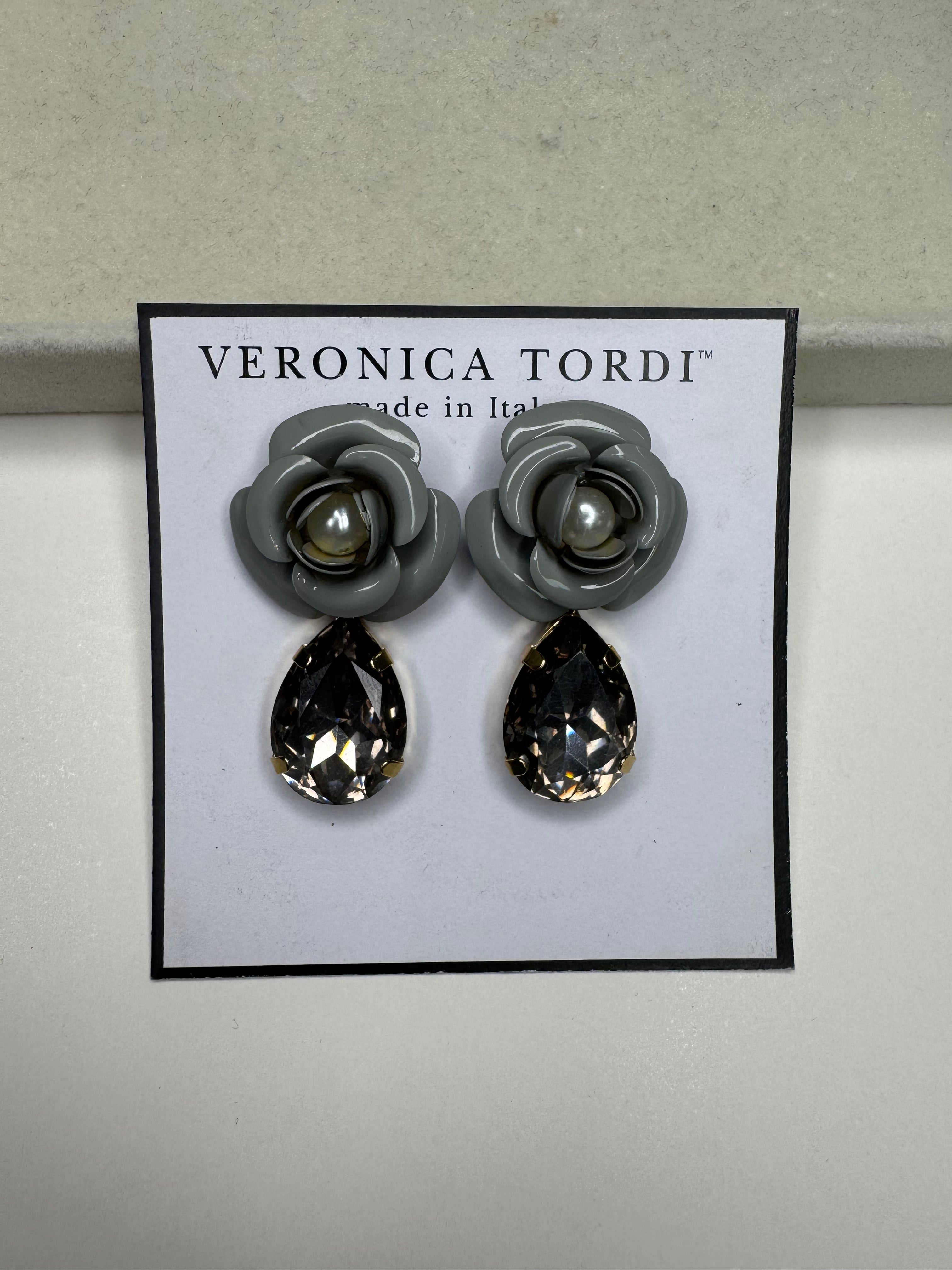 Orecchini Peonia Grigio lucido con cristallo Black Diamond e perla