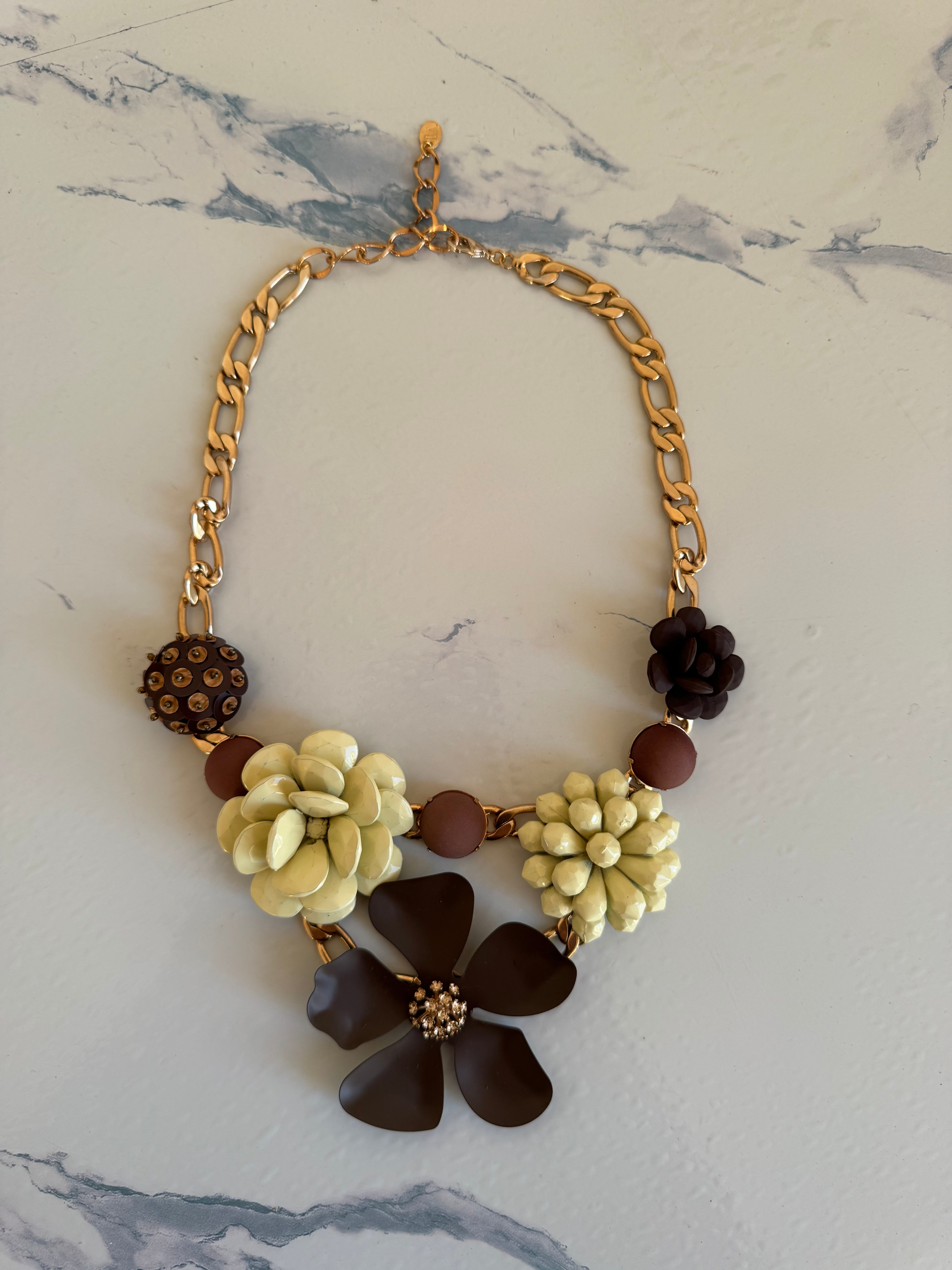 Collana "Monte Napoleone" - PEZZO UNICO Fiori cioccolato, cacao, banana lucido e pailettes cucite a mano