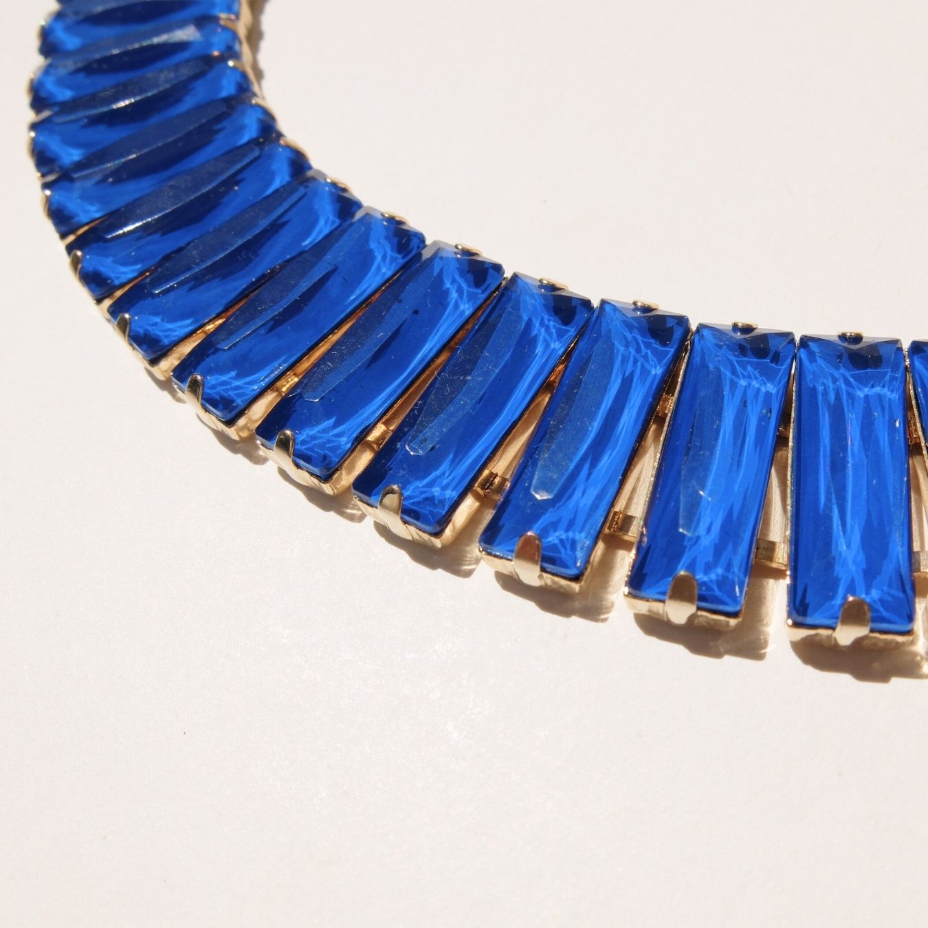 Collier "Cleopatra" con pietre dipinte in blu cobalto