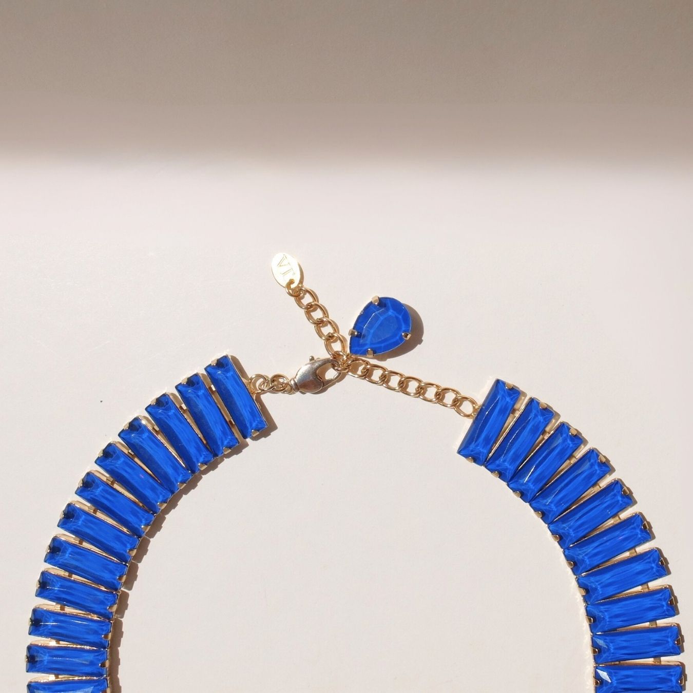 Collier "Cleopatra" con pietre dipinte in blu cobalto