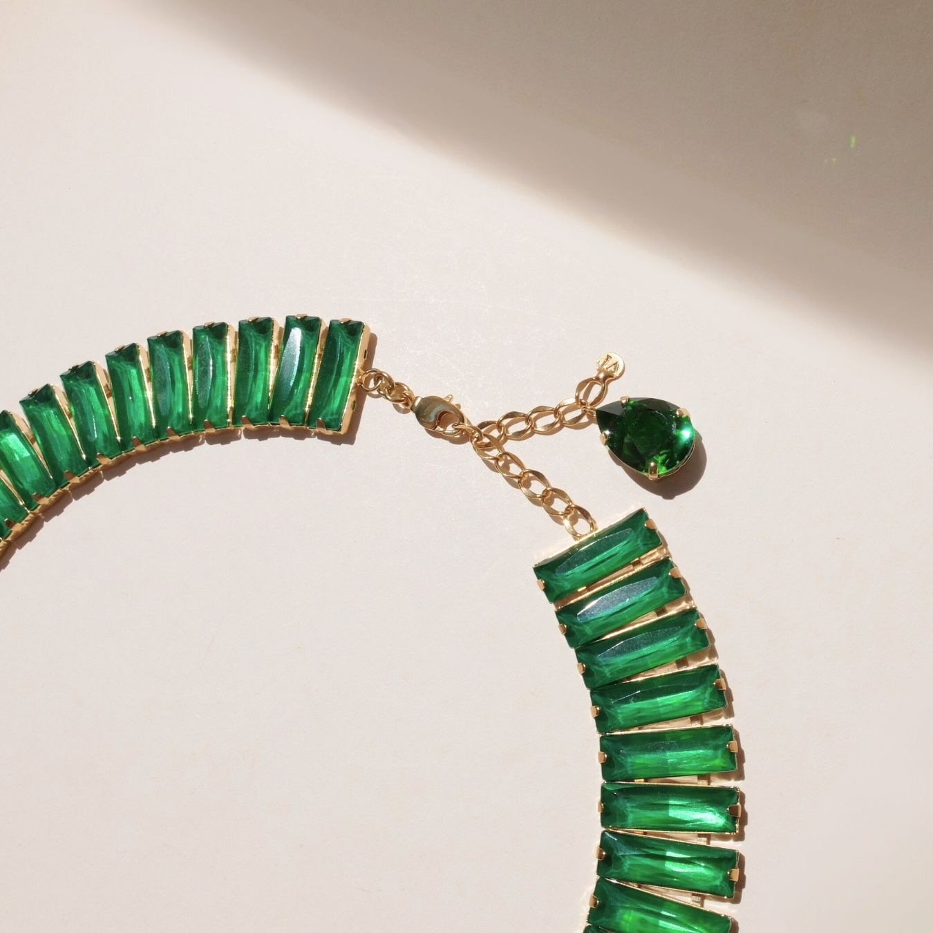 Collier "Iside" con pietre dipinte in Verde Giada