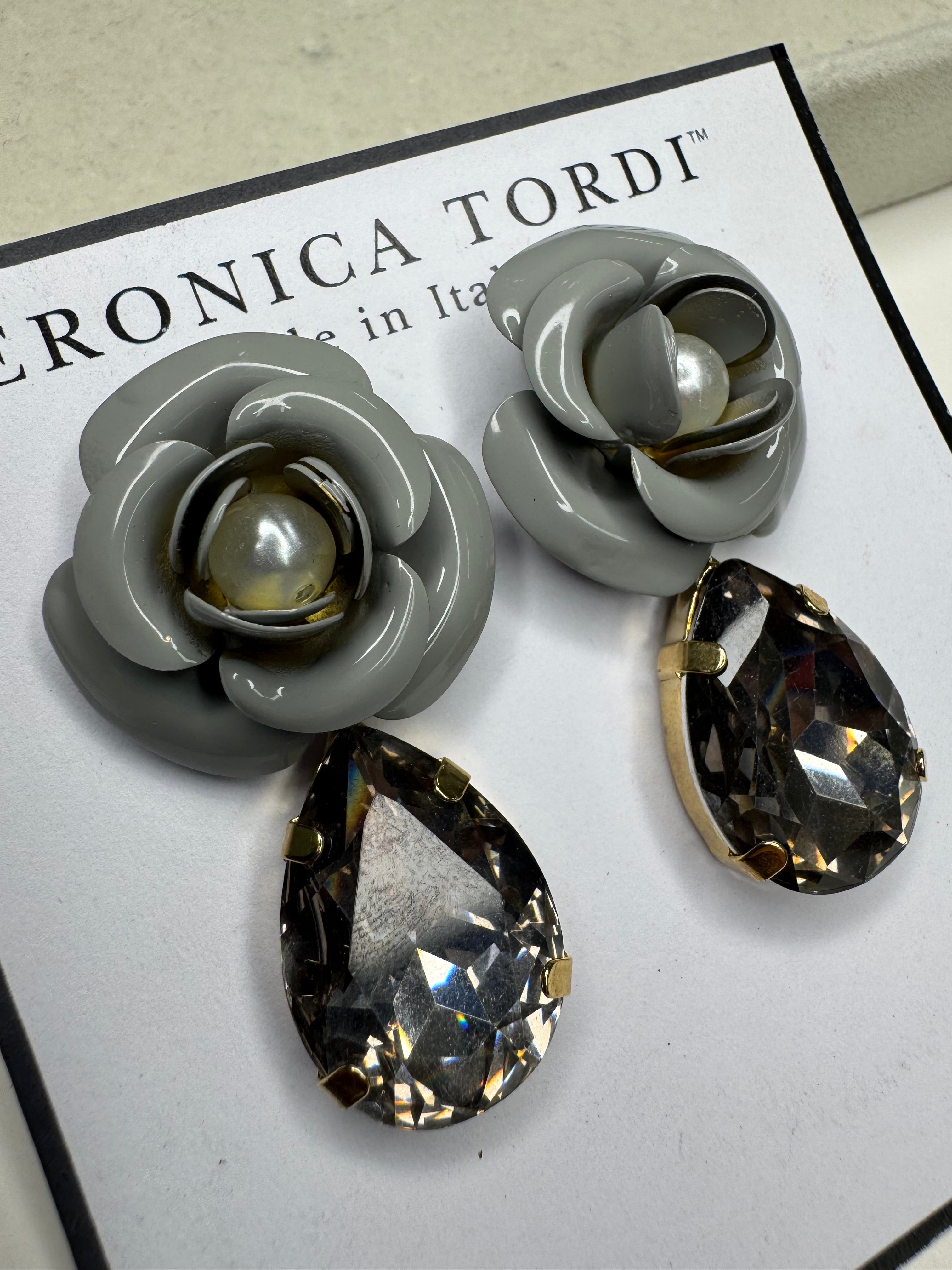 Orecchini Peonia Grigio lucido con cristallo Black Diamond e perla