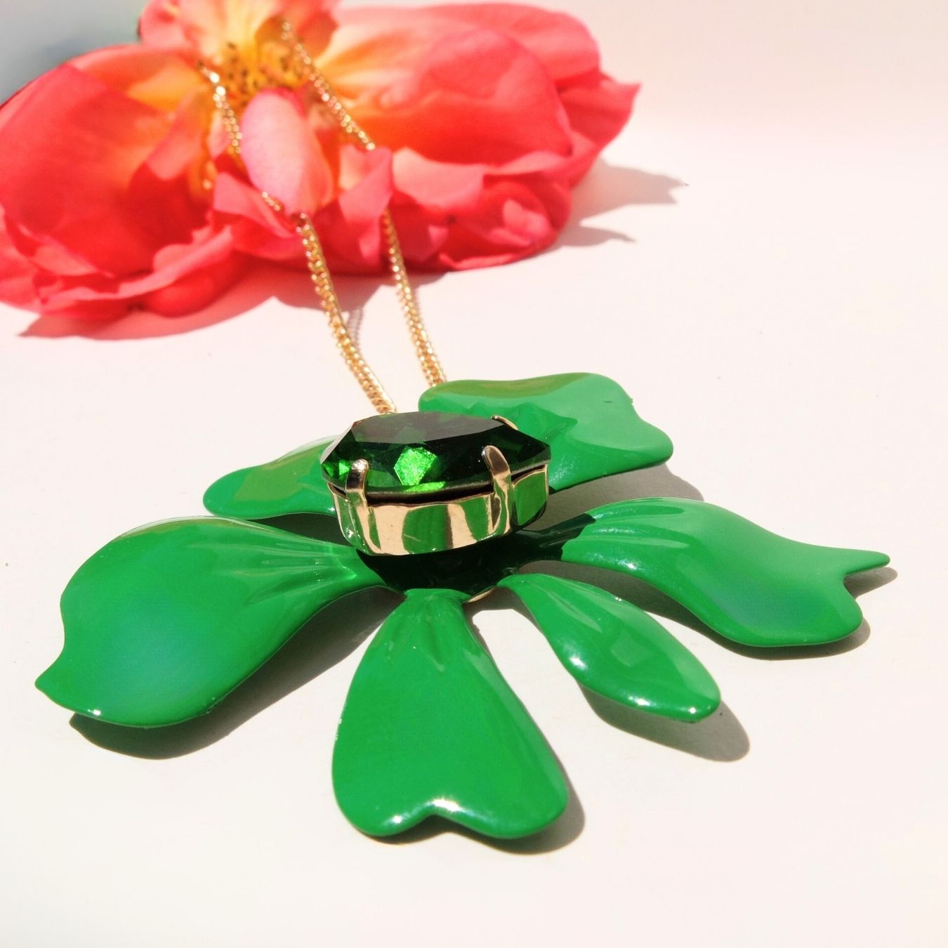Ciondolo  "Palma" con pietre dipinte in verde smeraldo