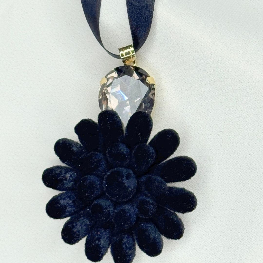 Ciondolo Fiordaliso Nero velluto con nastro in raso