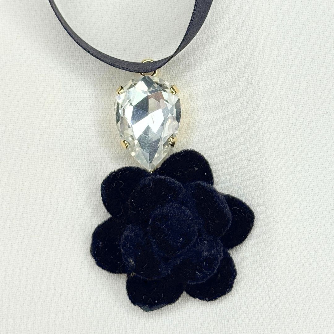 Ciondolo Giglio Nero velluto con nastro in raso