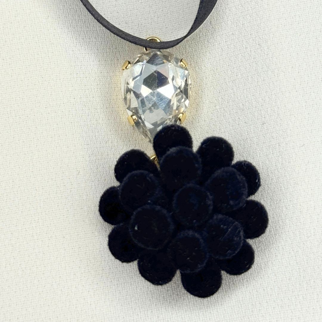 Ciondolo Mimosa Nero velluto con nastro in raso