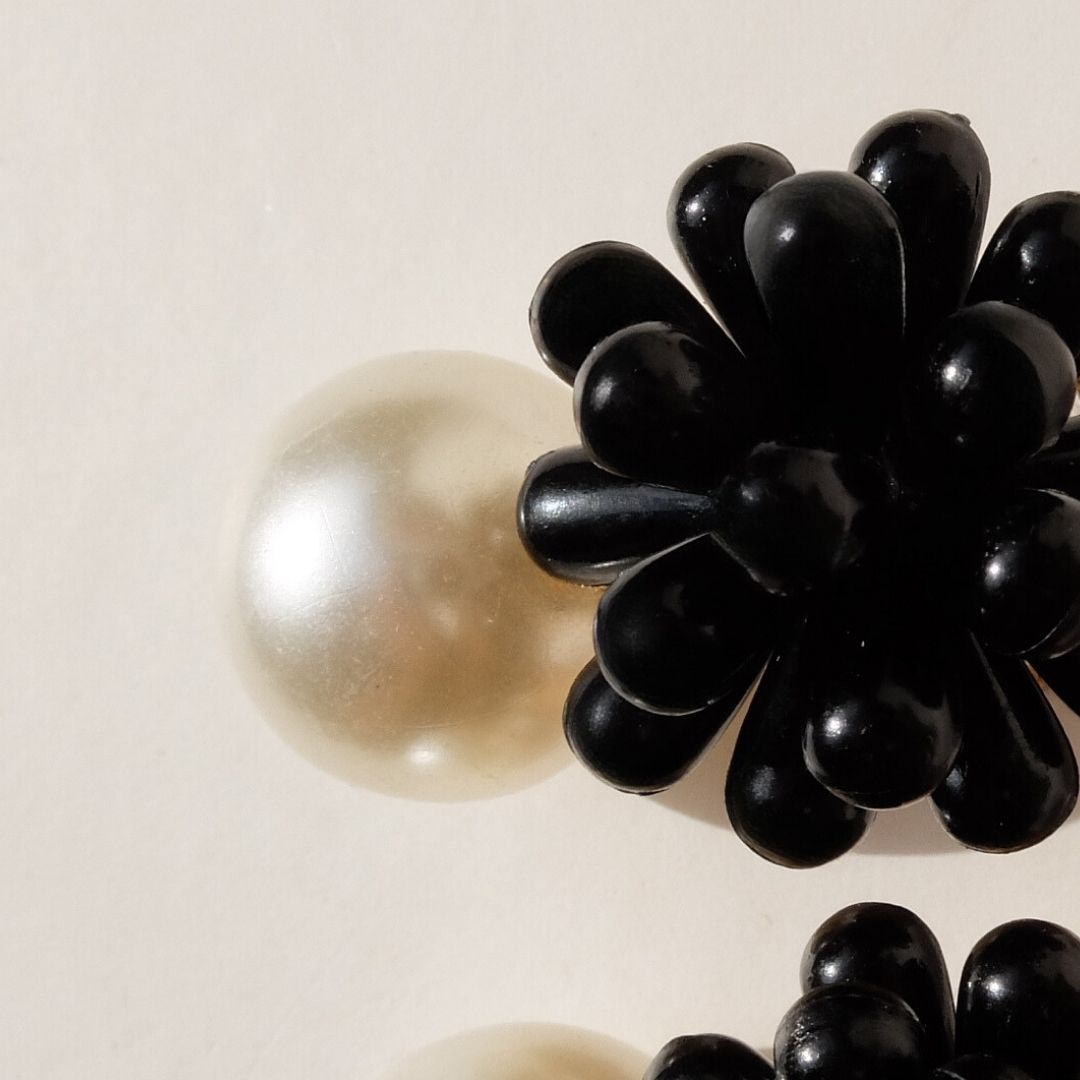 Mimosa Black Shiny Earrings with Pendant Pearl