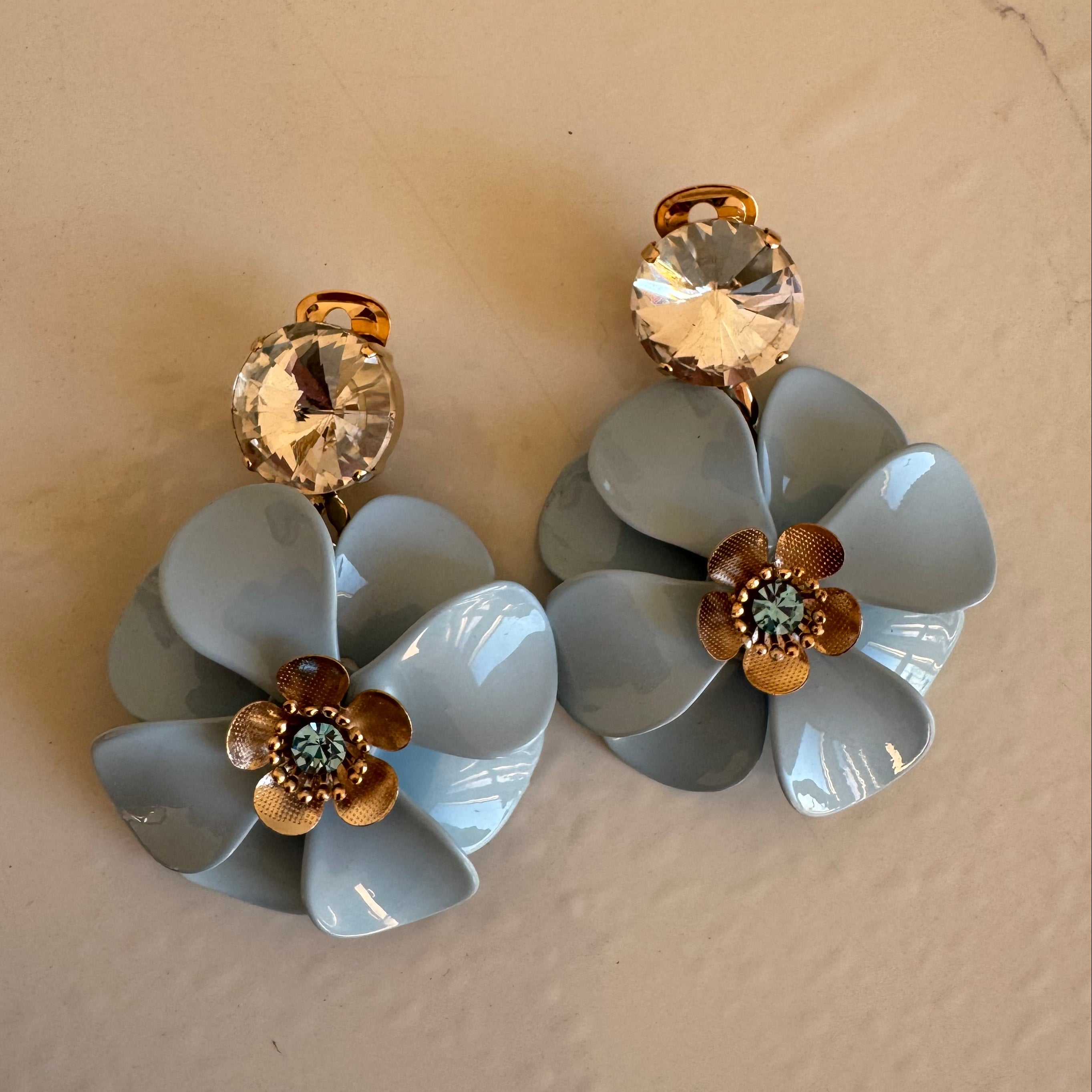 Orecchini "Petalo" Azzurro Carta da zucchero - con fiore dorato centrale