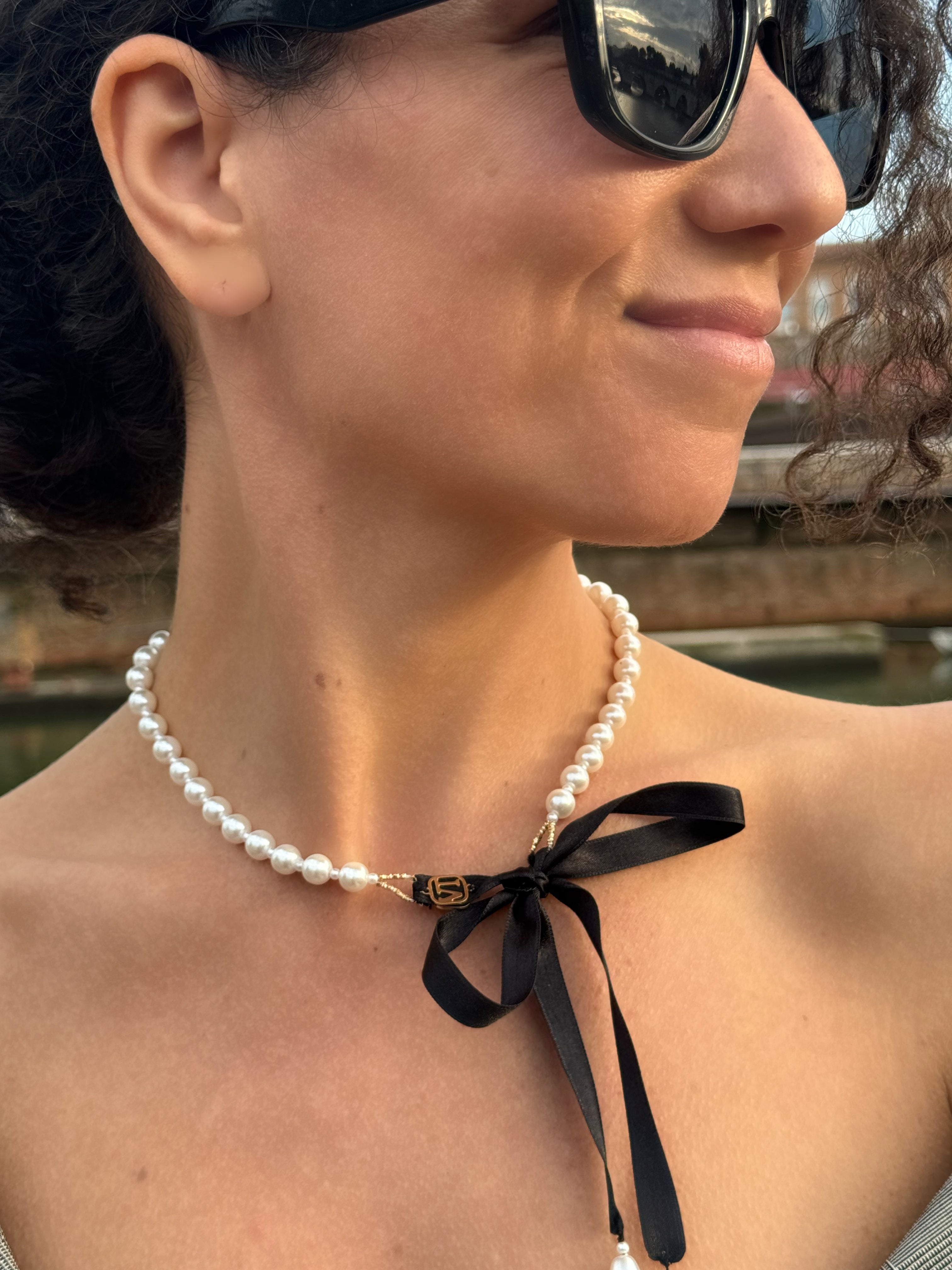 Holly necklace in pearls and black satin