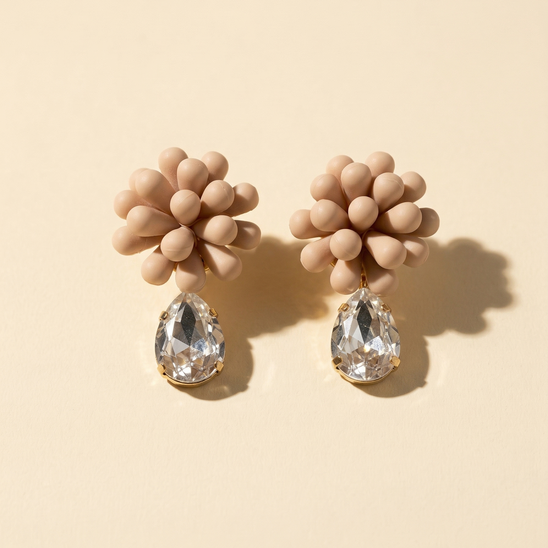 Orecchini Mimosa Beige con goccia in cristallo