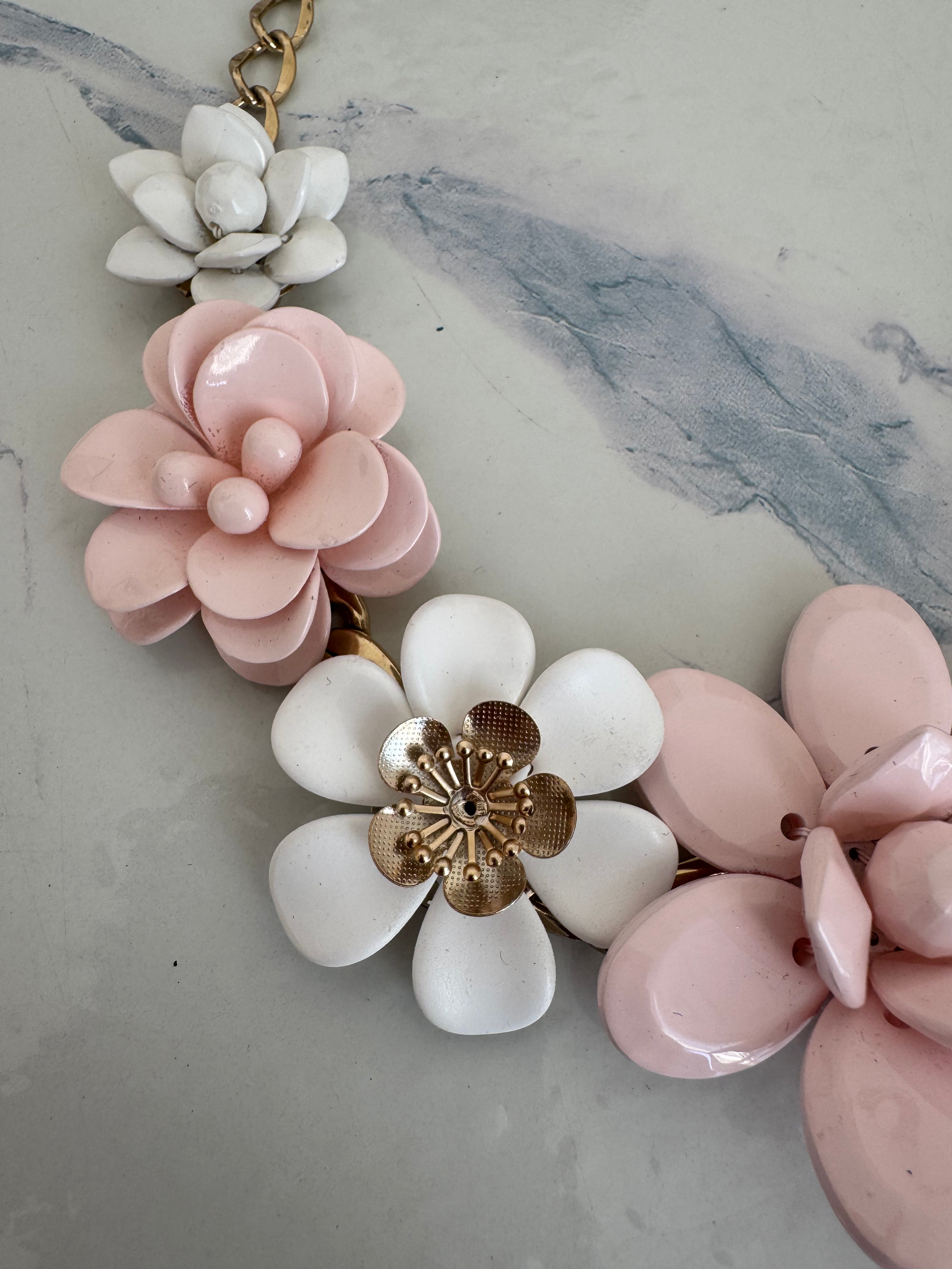 Collana "Rialto" - PEZZO UNICO Fiori rosa cipria, Bianco crema e fiori dorati