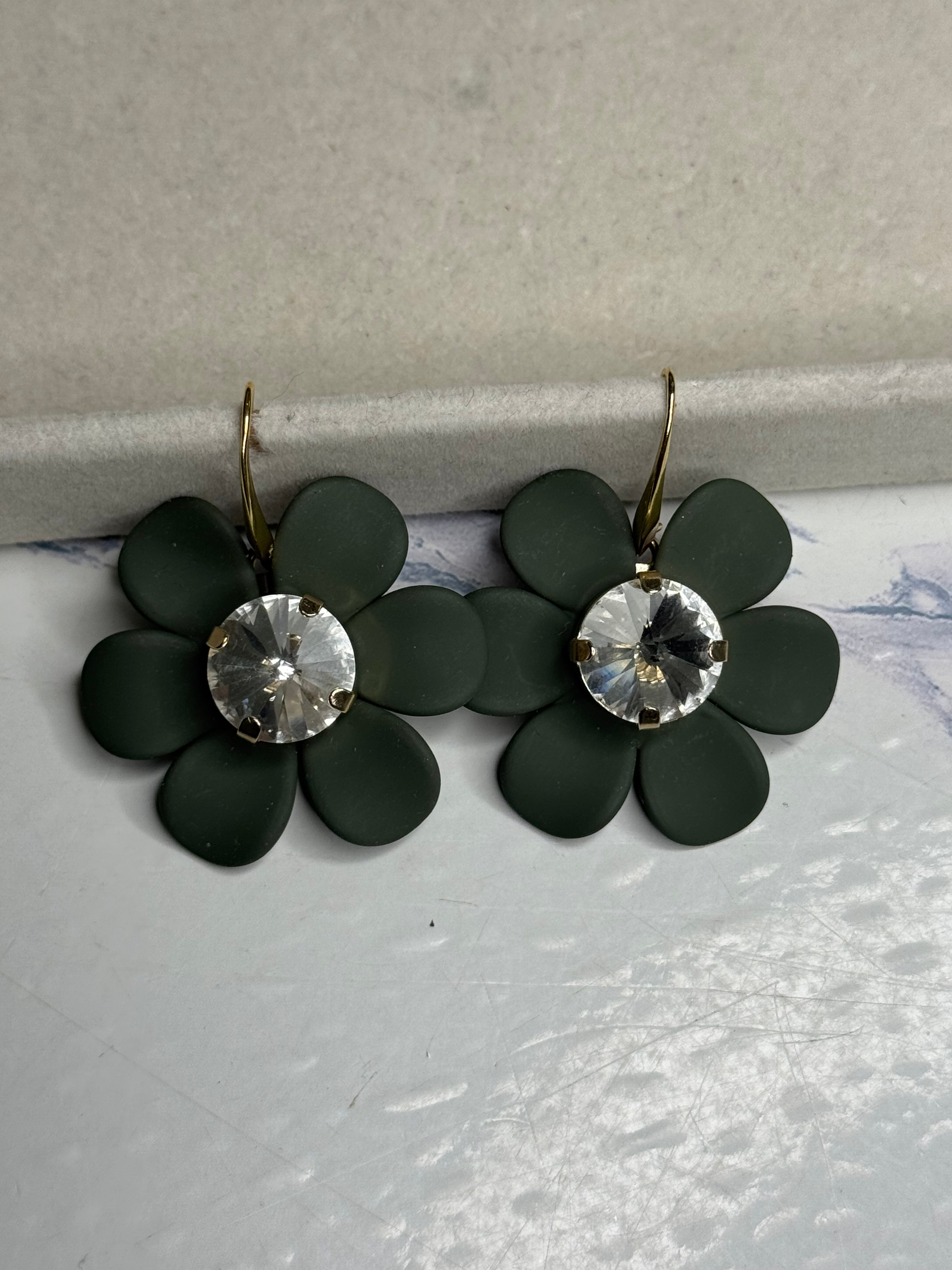 Orecchini Petalo Verde Militare Seta con cristallo centrale